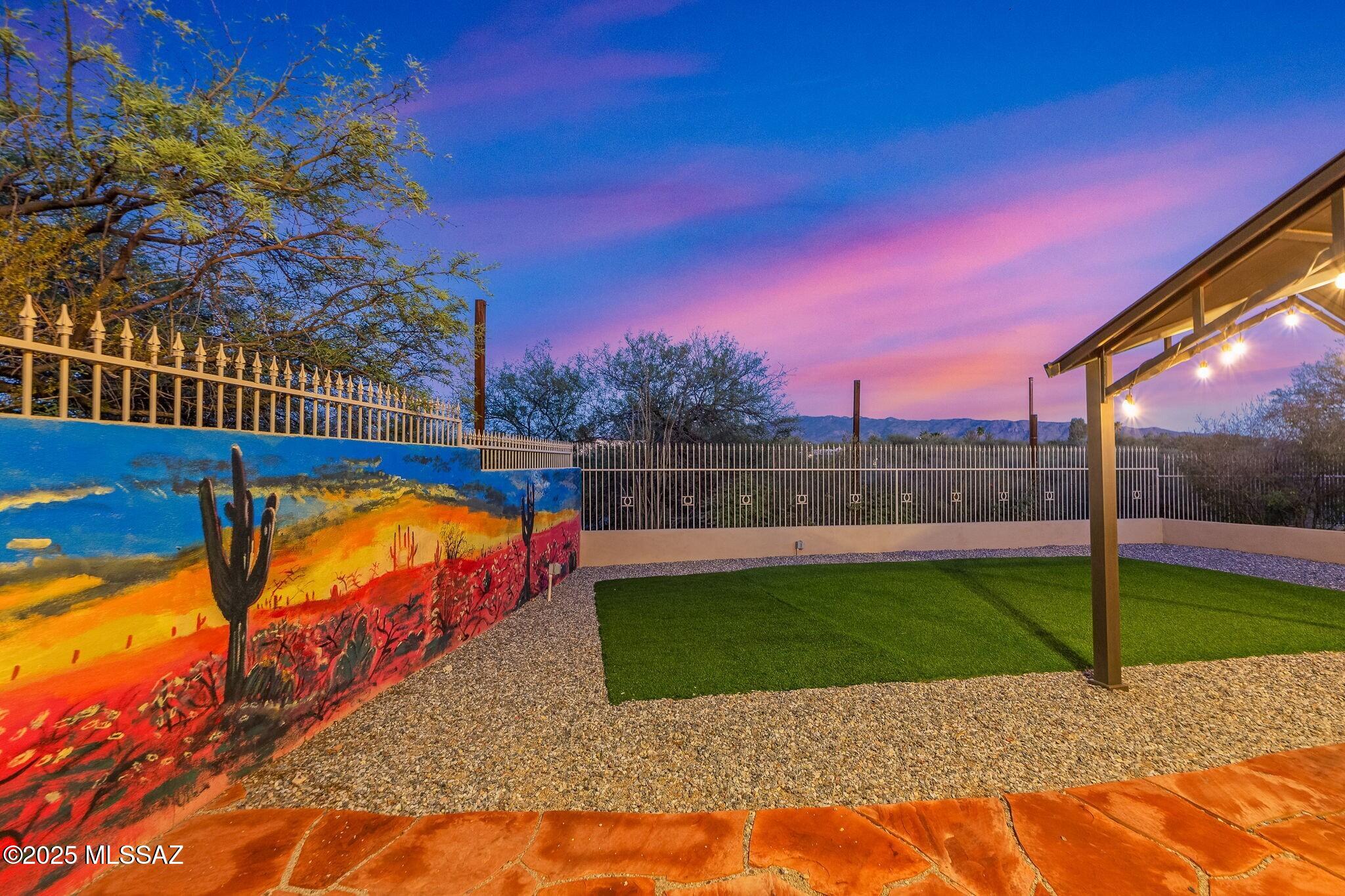 2330 N Bonanza Avenue