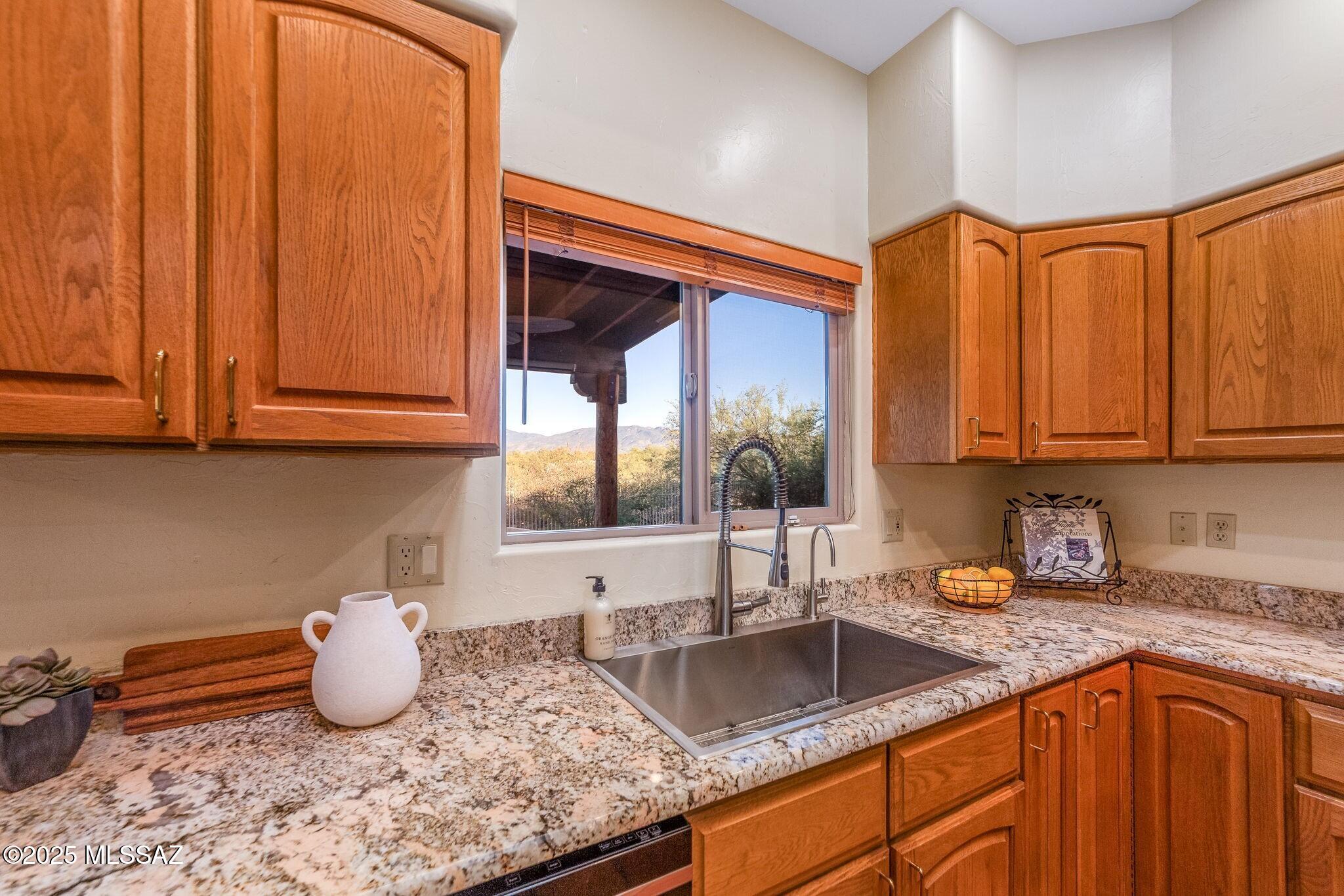 2330 N Bonanza Avenue