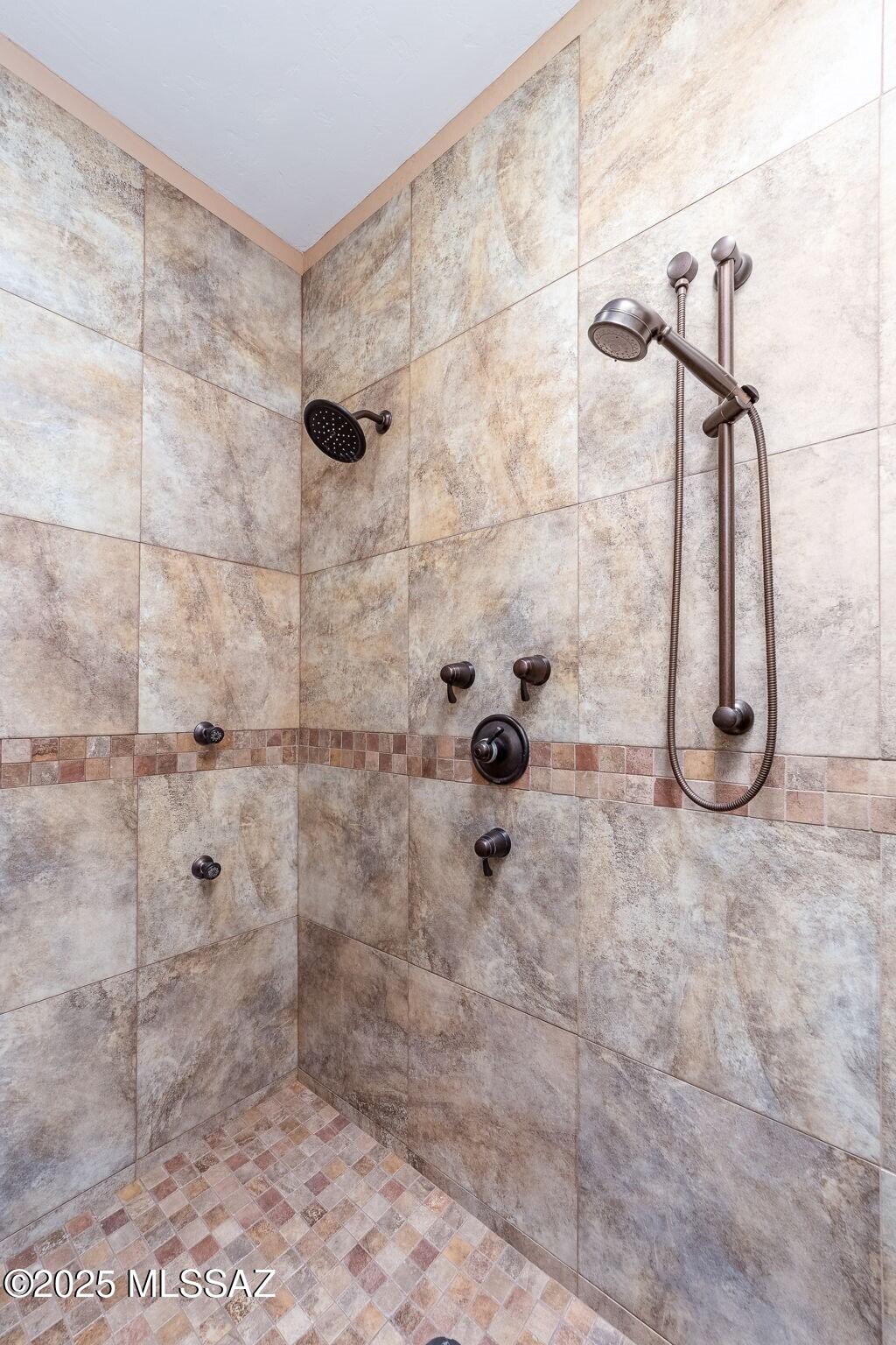 2330 N Bonanza Avenue