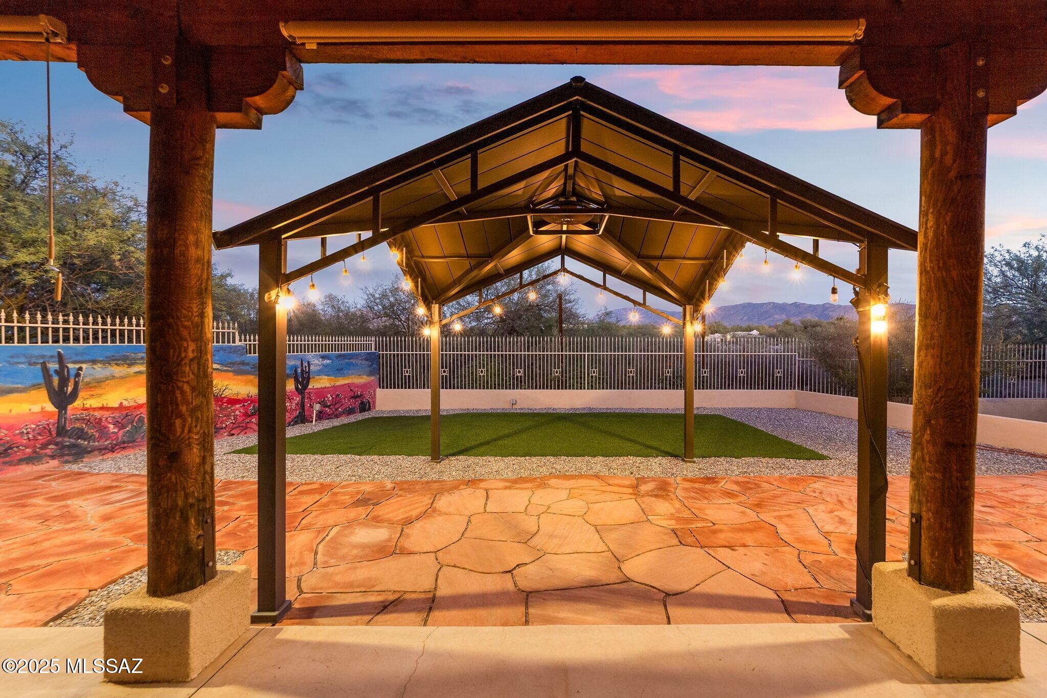 2330 N Bonanza Avenue