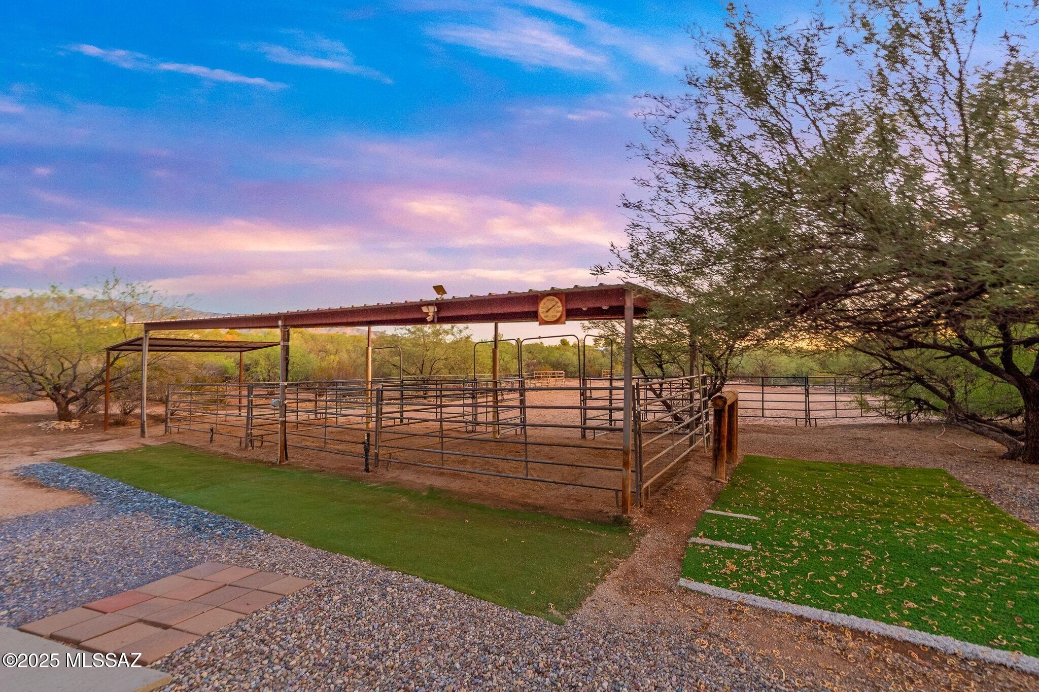 2330 N Bonanza Avenue