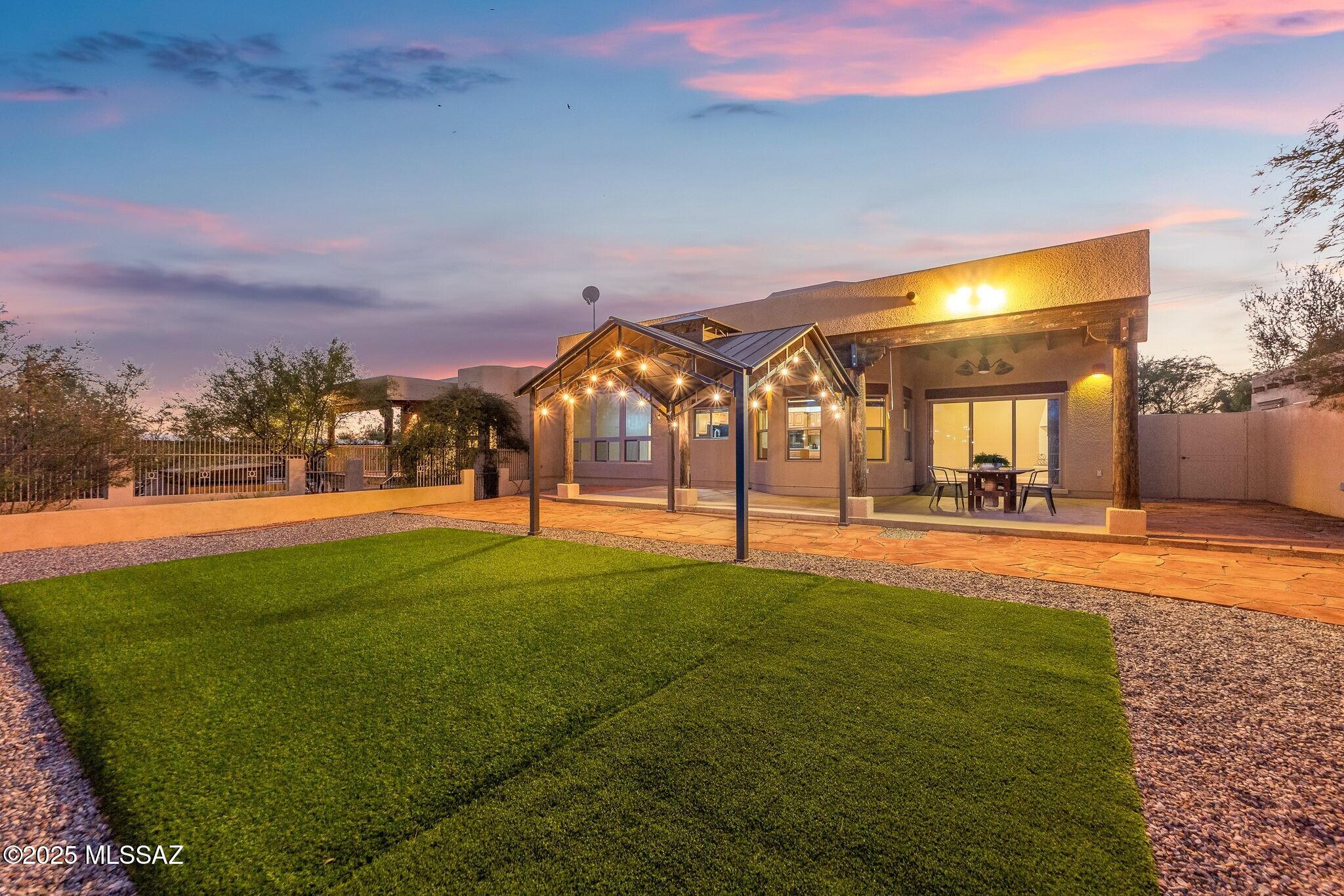 2330 N Bonanza Avenue