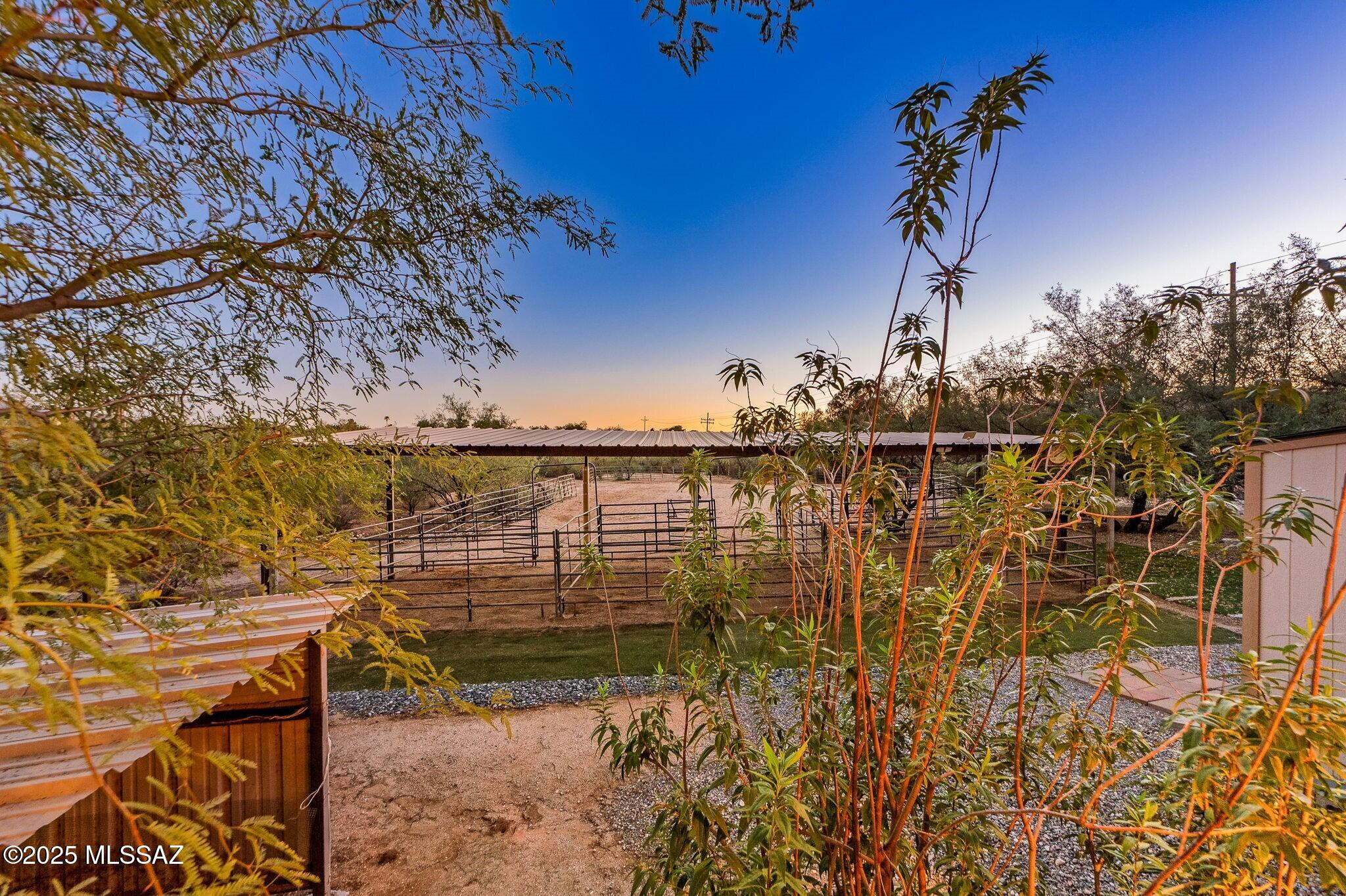 2330 N Bonanza Avenue