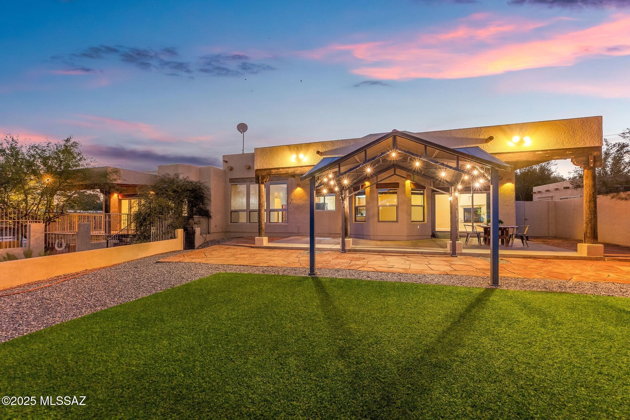 2330 N Bonanza Avenue