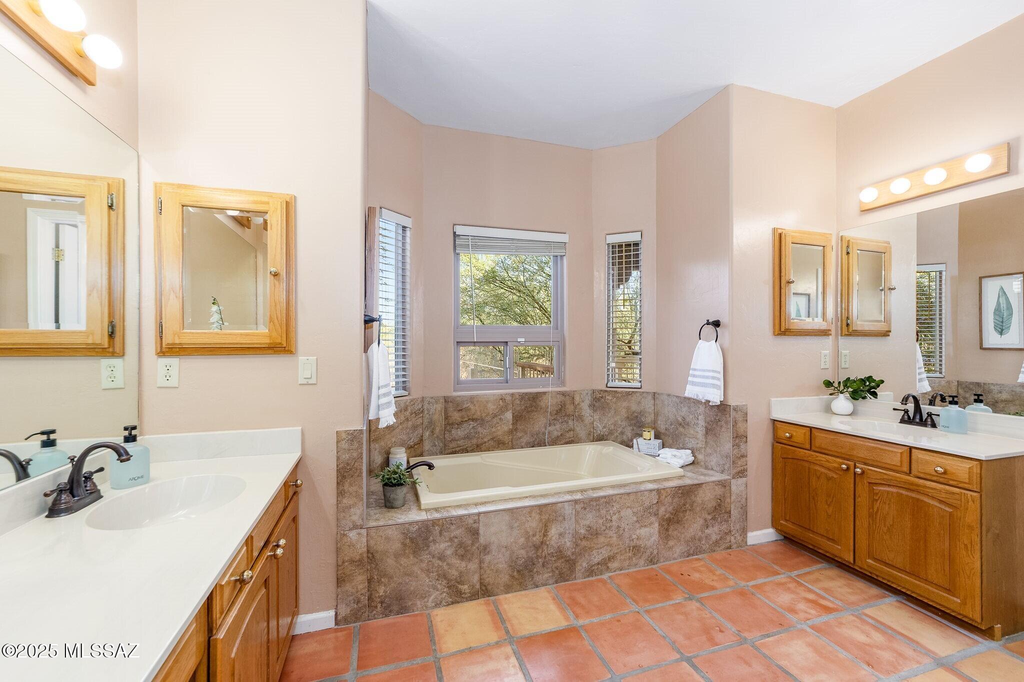 2330 N Bonanza Avenue