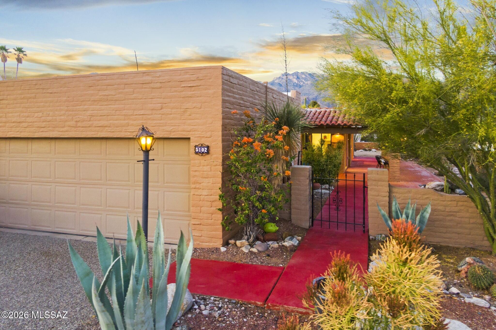 5102 N Camino De La Cumbre