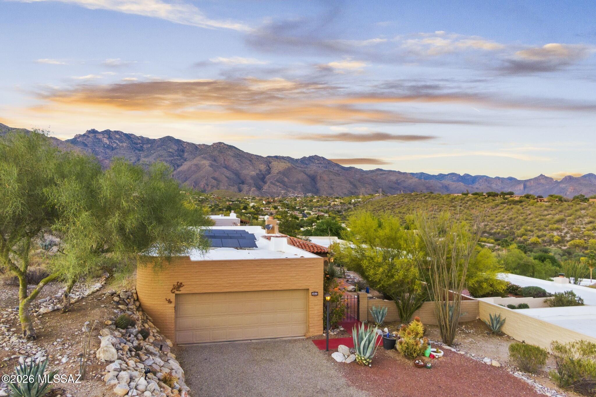 5102 N Camino De La Cumbre