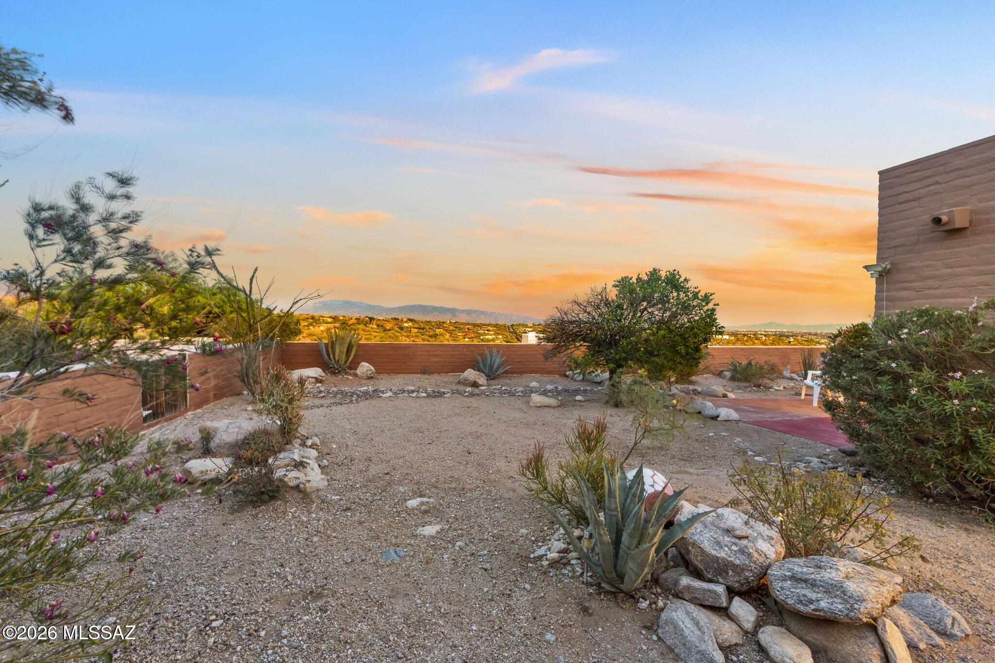 5102 N Camino De La Cumbre