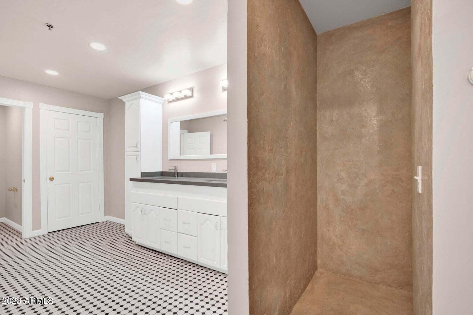 5753 W GLENDALE Avenue Unit: 201