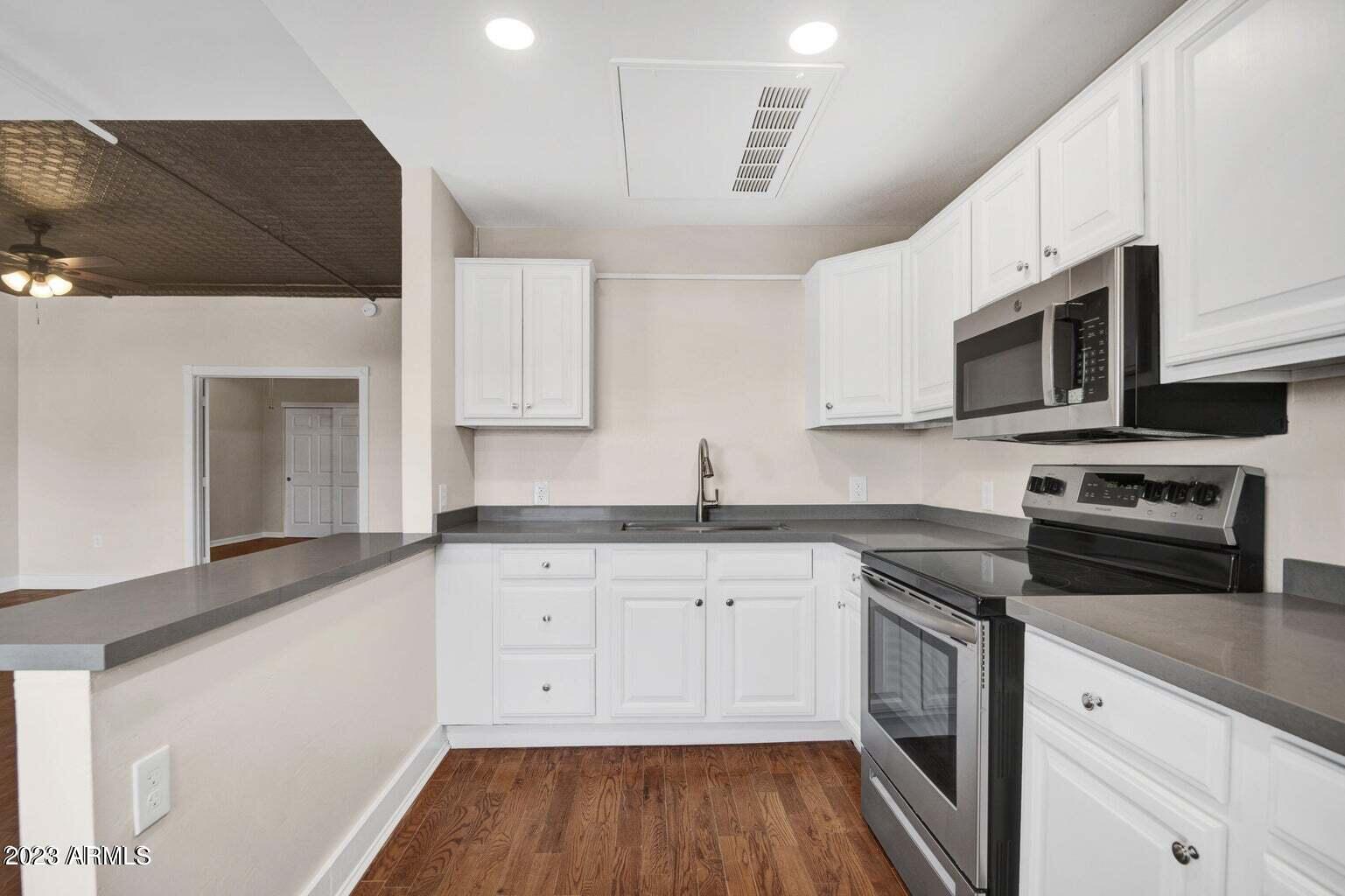 5753 W GLENDALE Avenue Unit: 201
