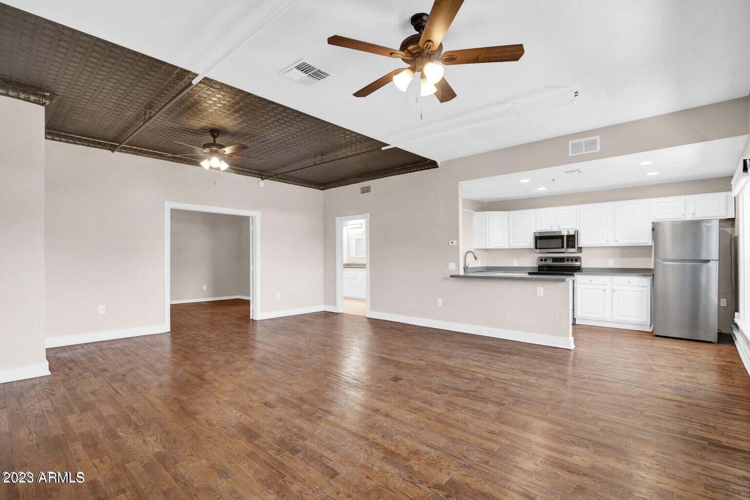 5753 W GLENDALE Avenue Unit: 201
