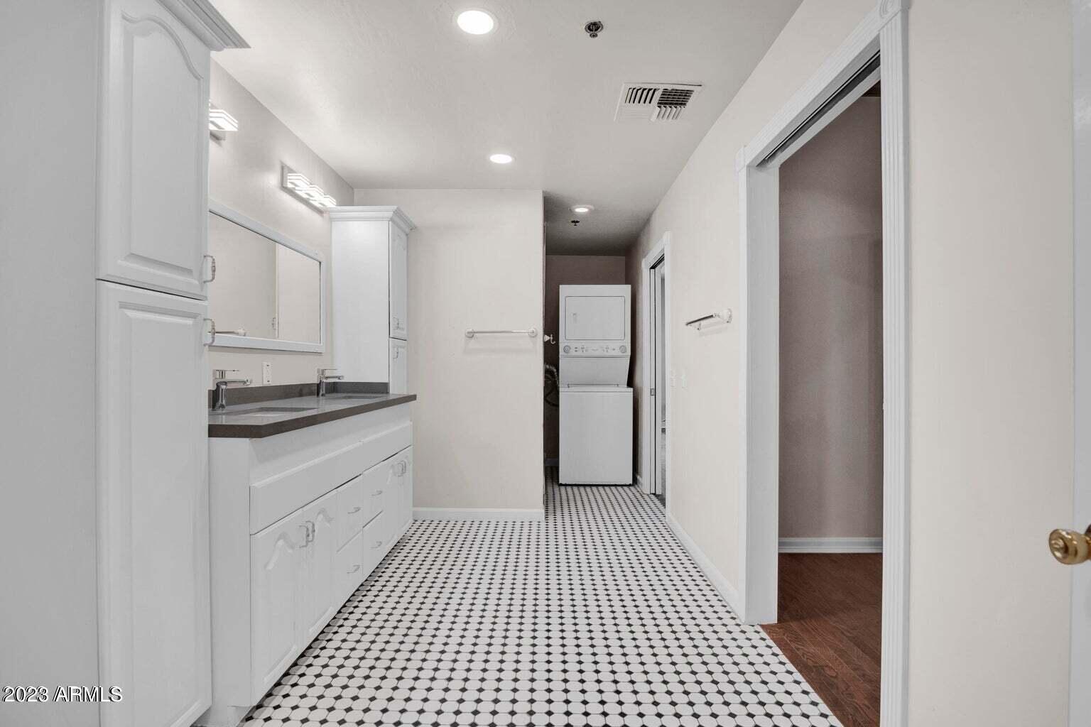 5753 W GLENDALE Avenue Unit: 201