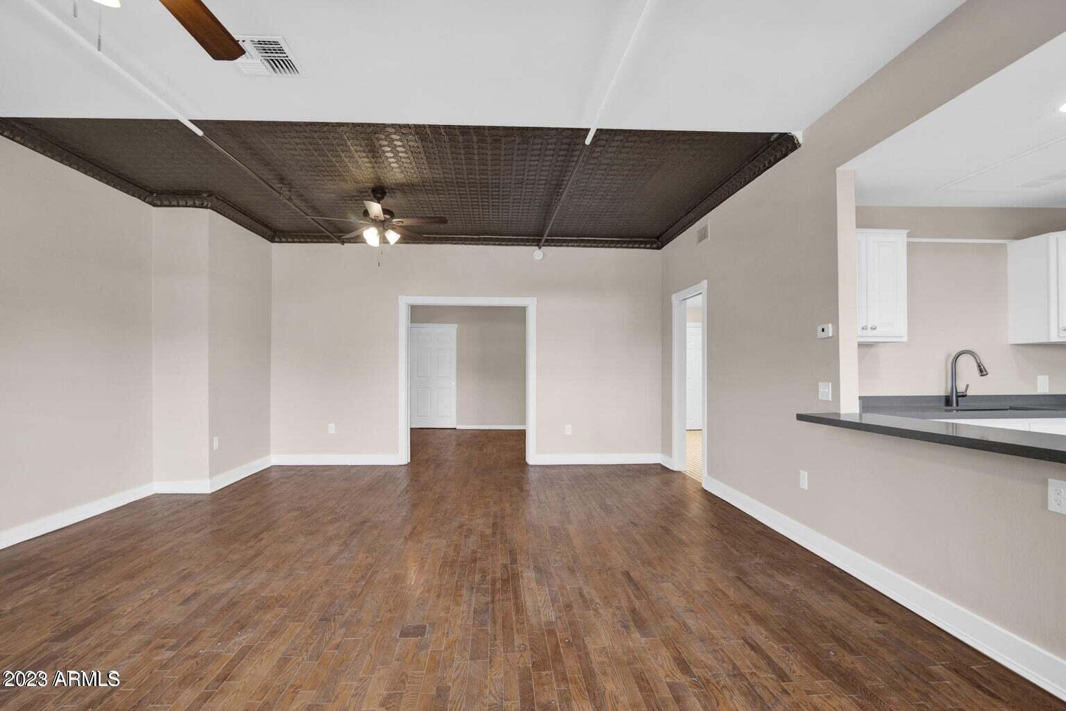 5753 W GLENDALE Avenue Unit: 201