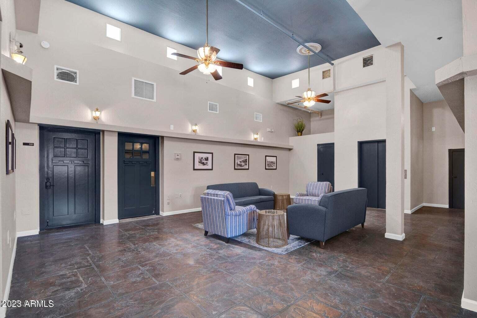 5753 W GLENDALE Avenue Unit: 201