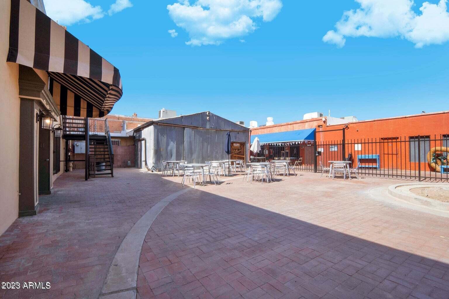 5753 W GLENDALE Avenue Unit: 201