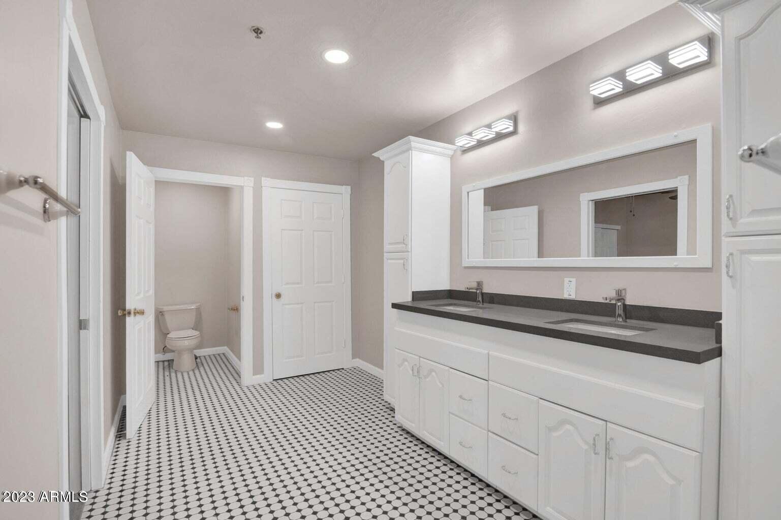 5753 W GLENDALE Avenue Unit: 201