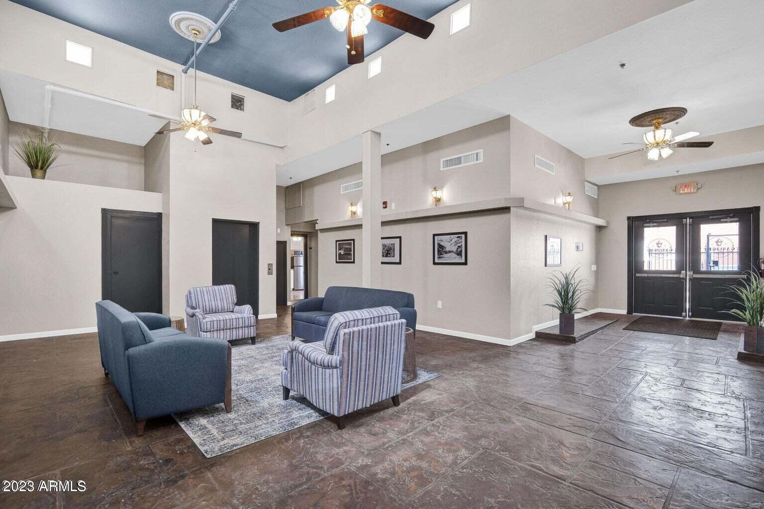 5753 W GLENDALE Avenue Unit: 201