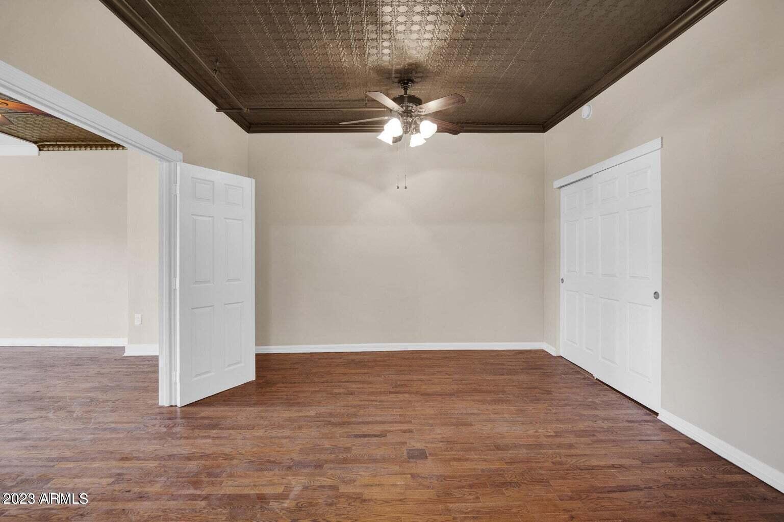 5753 W GLENDALE Avenue Unit: 201
