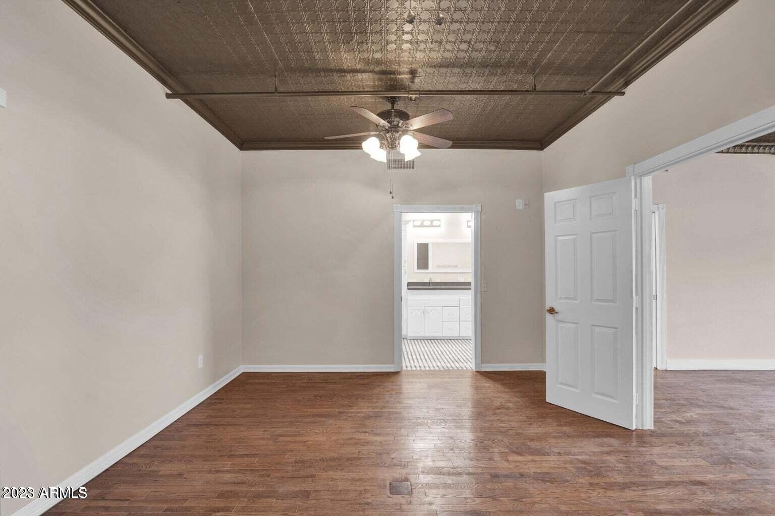 5753 W GLENDALE Avenue Unit: 201