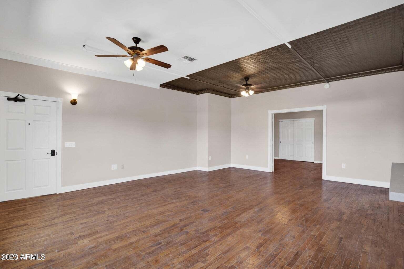 5753 W GLENDALE Avenue Unit: 201