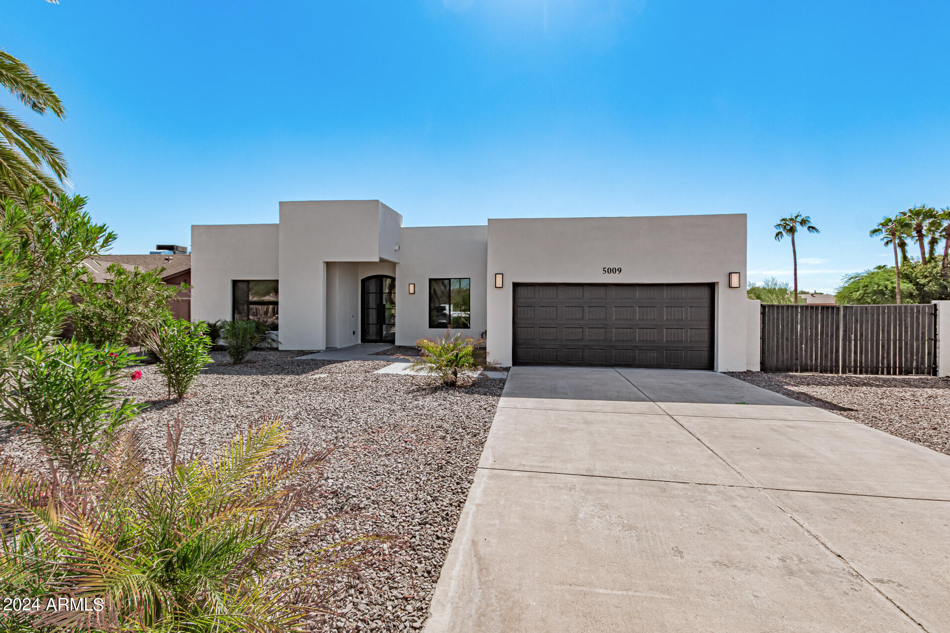 5009 E GELDING Drive