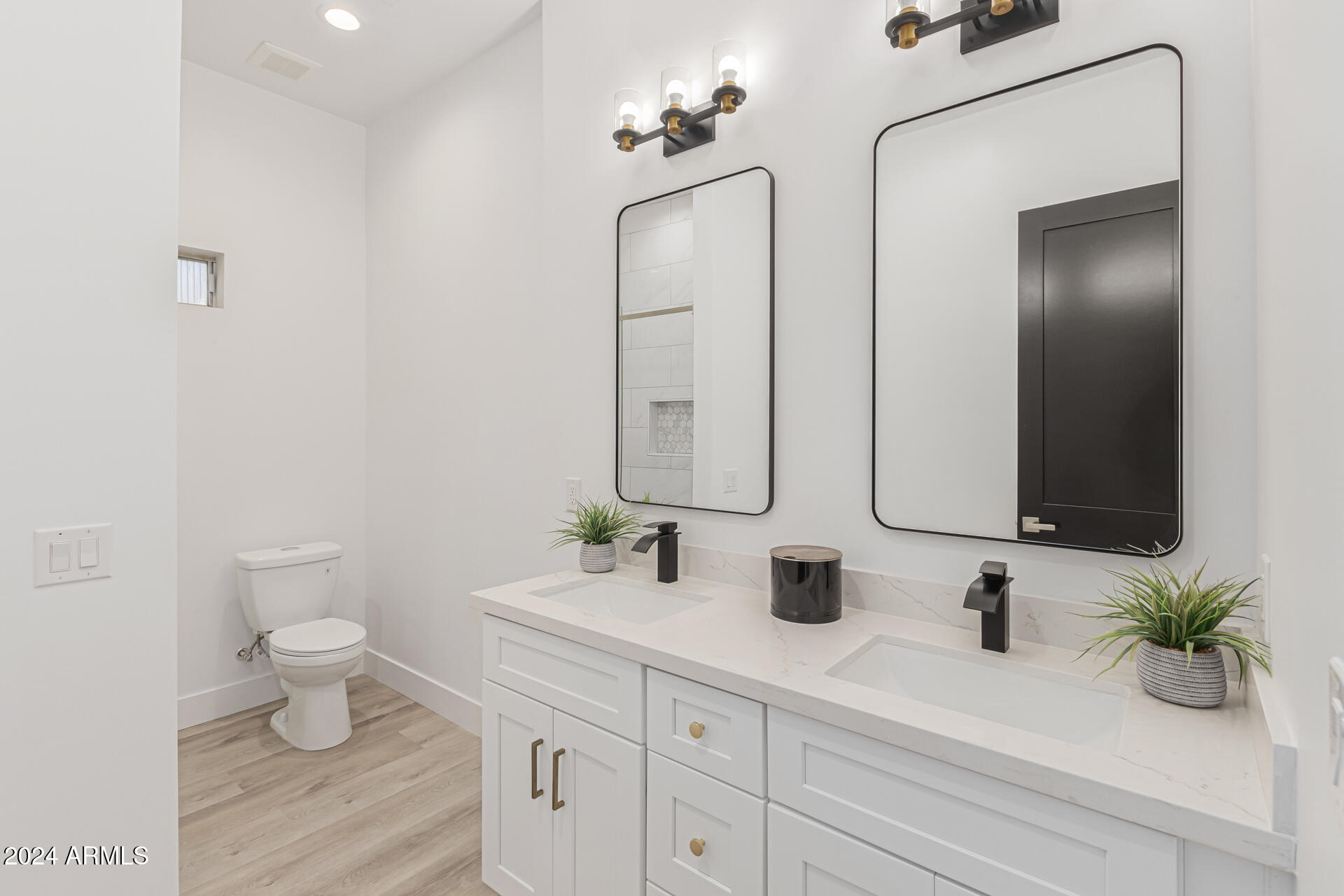 5009 E GELDING Drive