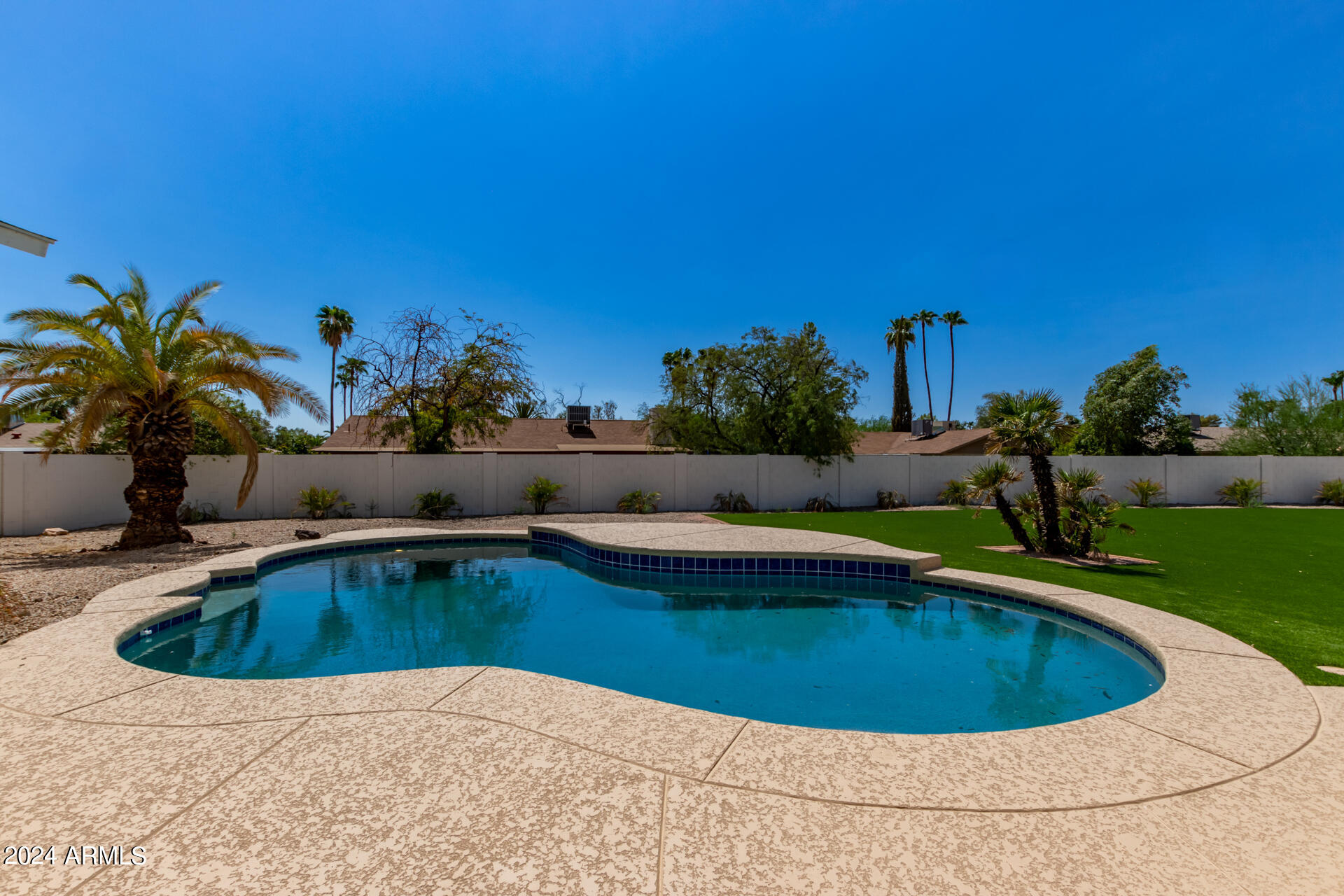 5009 E GELDING Drive