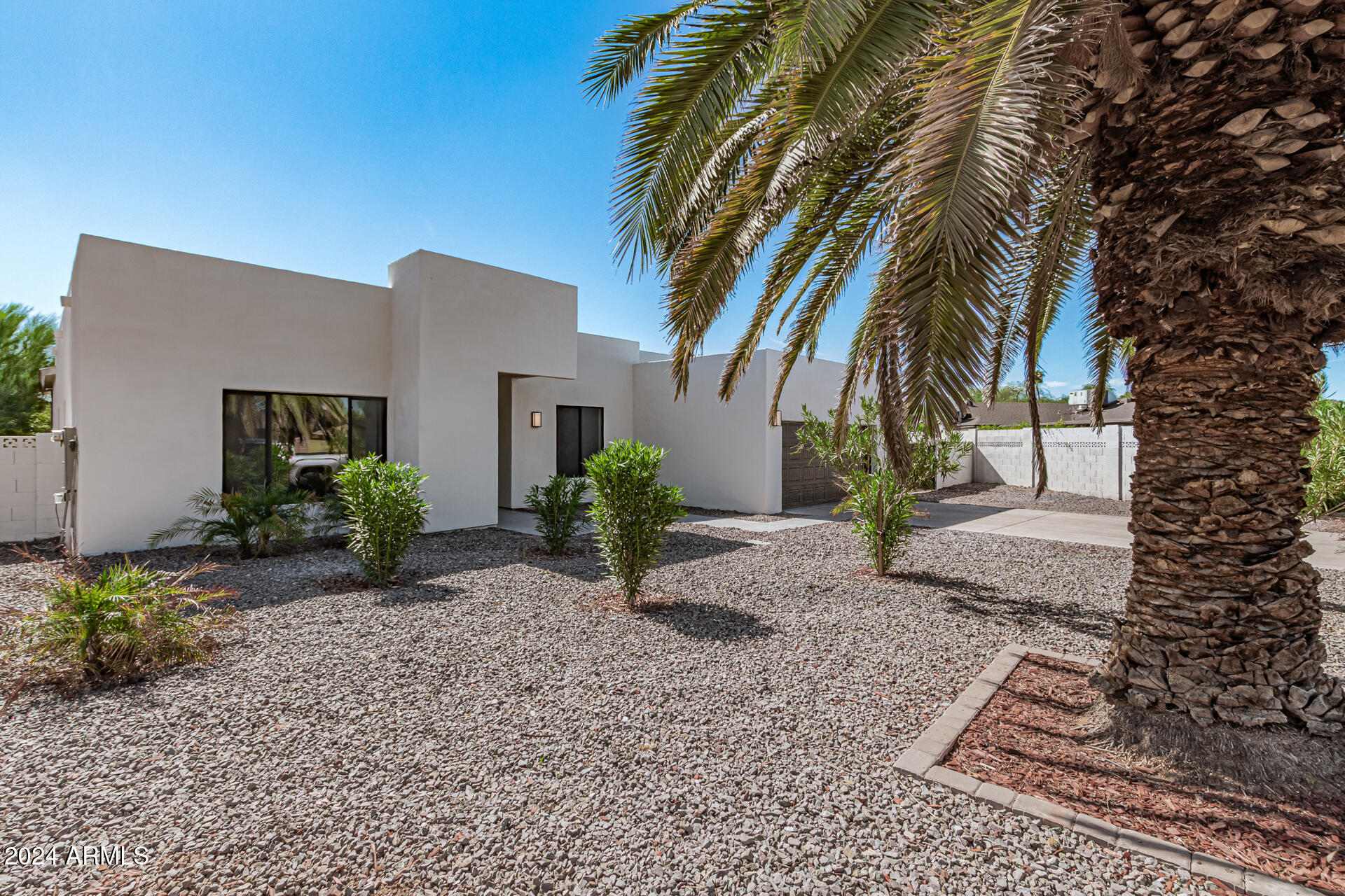 5009 E GELDING Drive