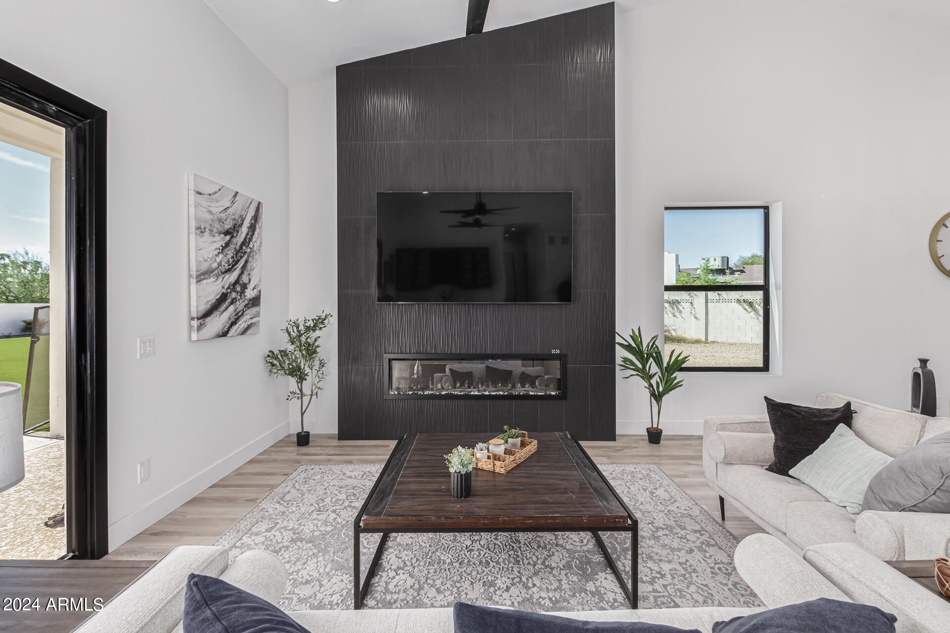5009 E GELDING Drive