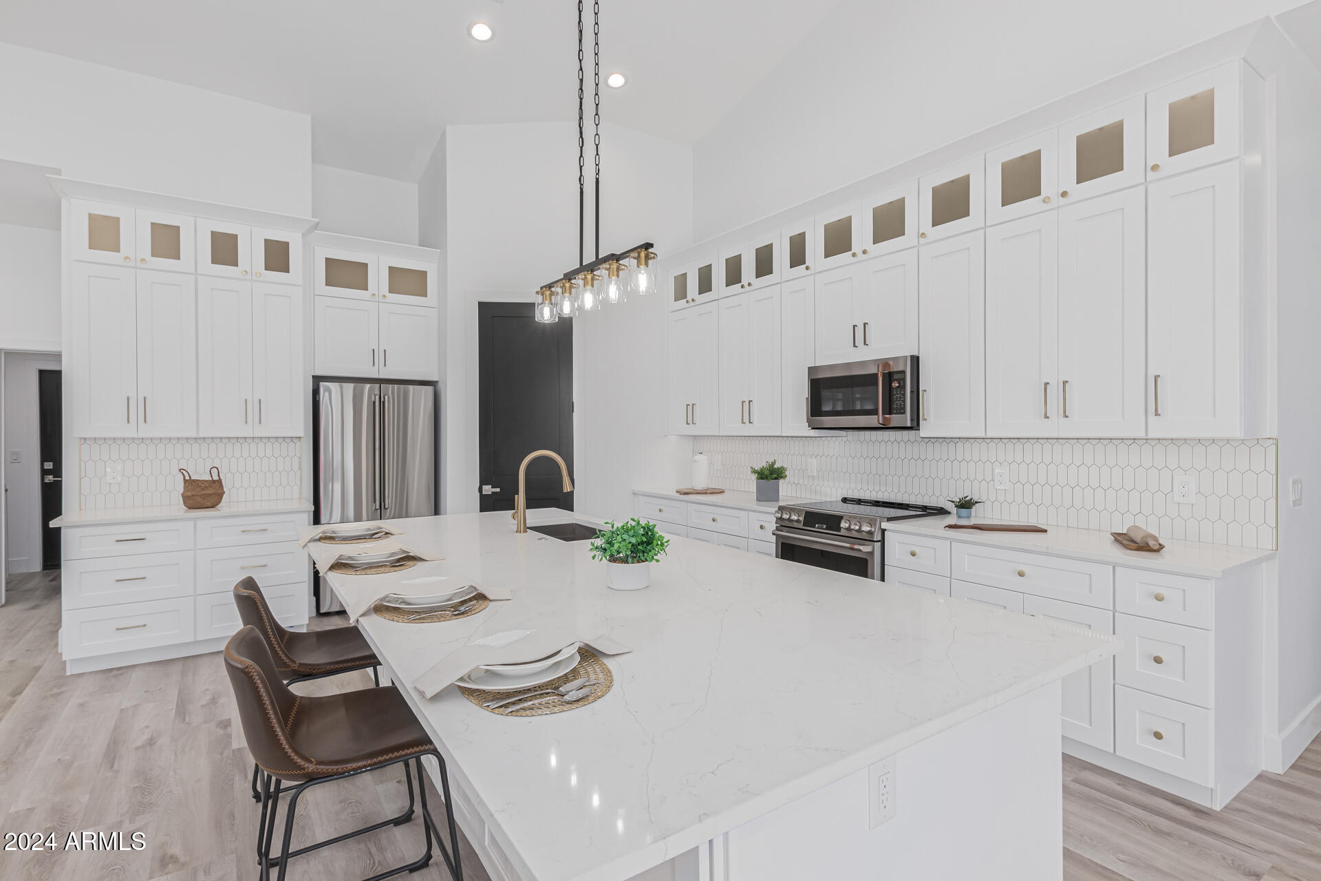 5009 E GELDING Drive