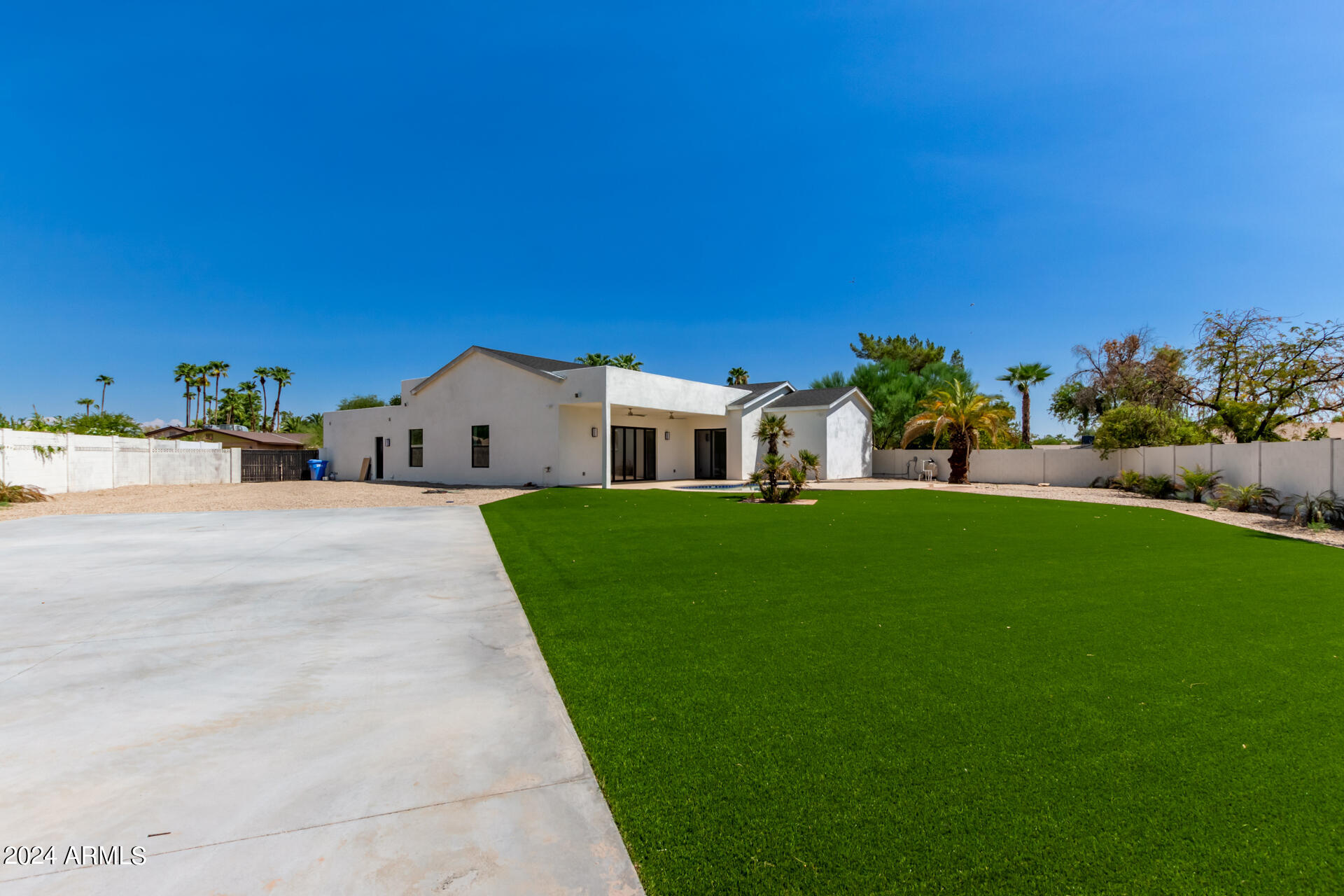 5009 E GELDING Drive