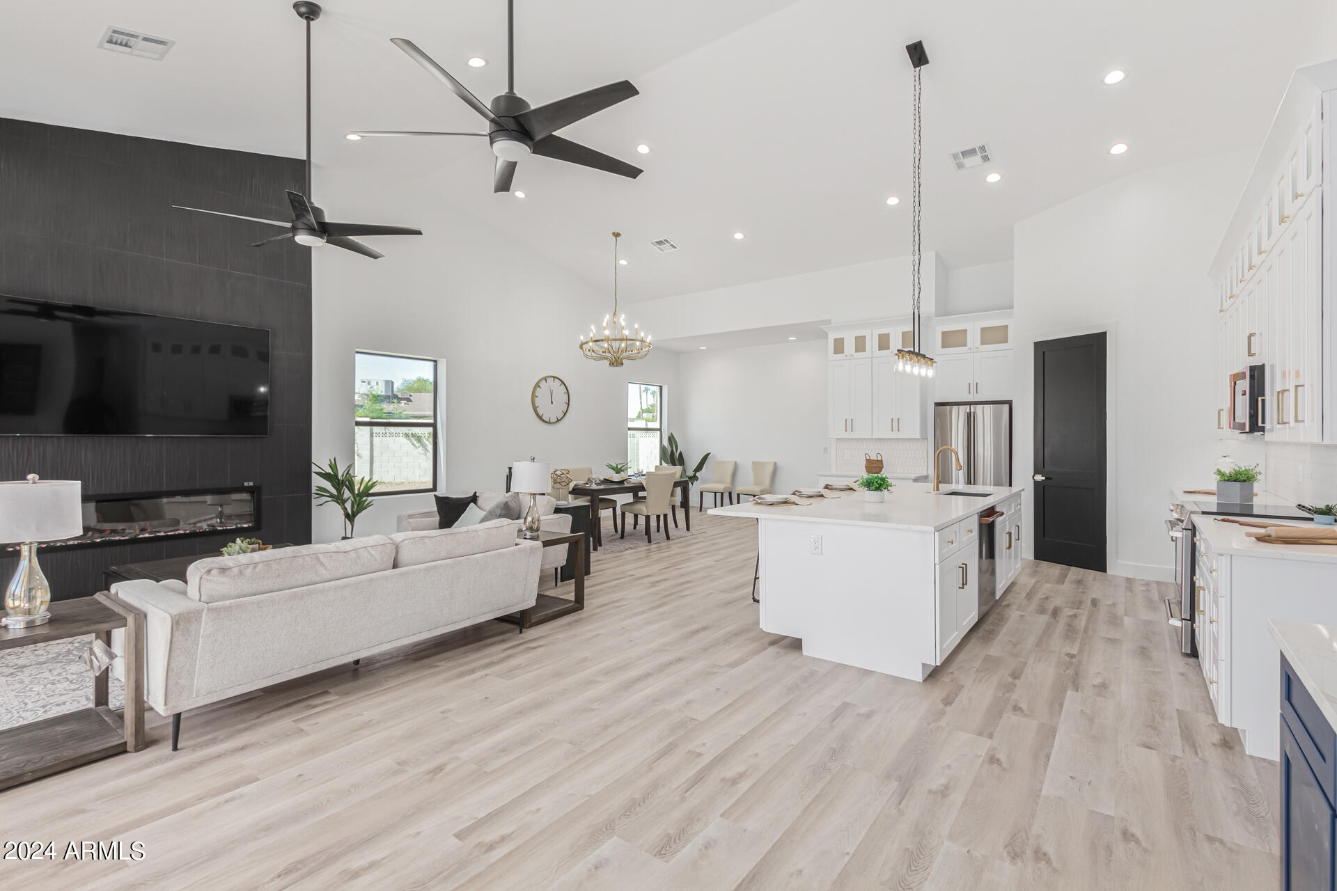 5009 E GELDING Drive