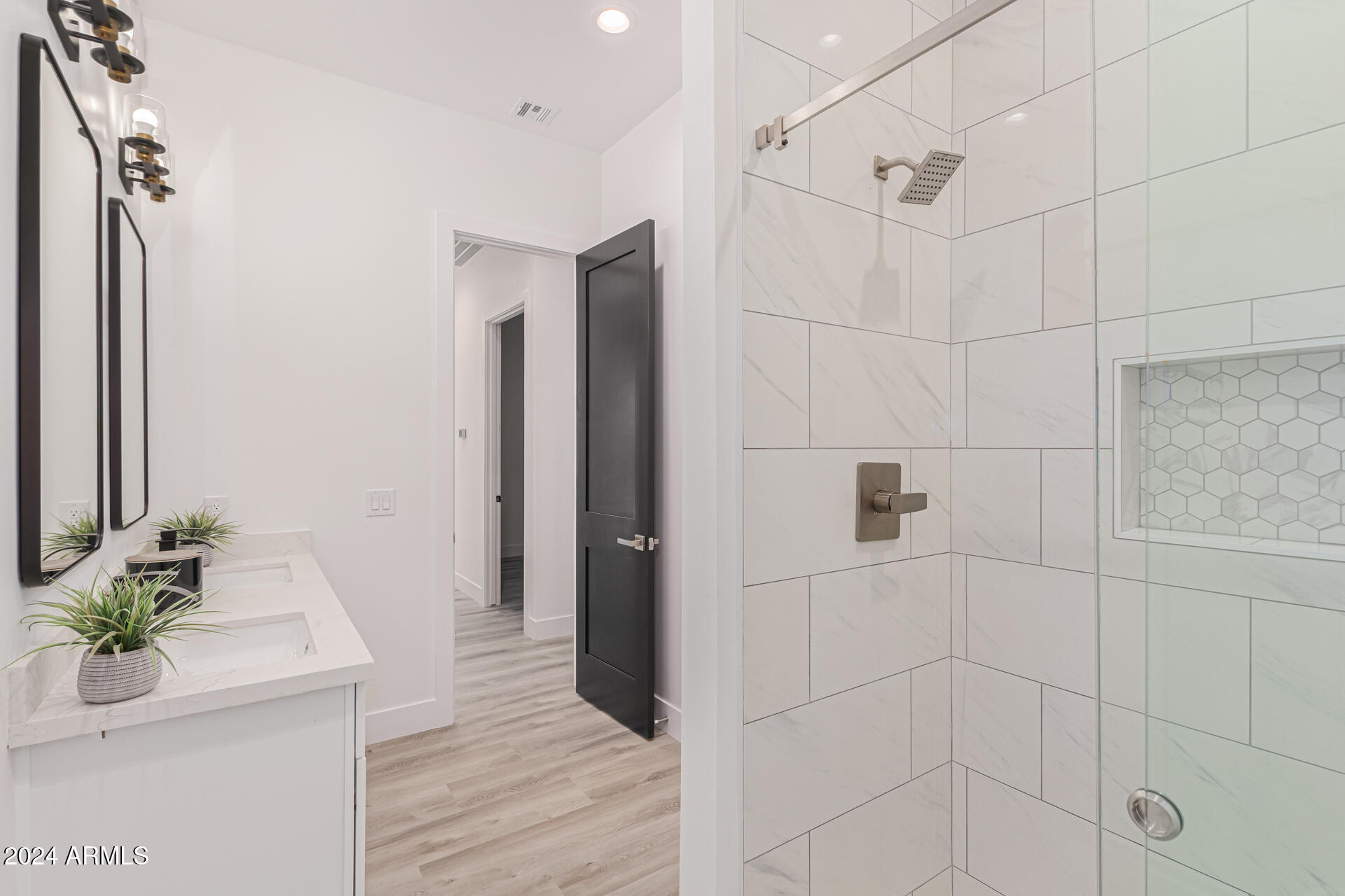 5009 E GELDING Drive