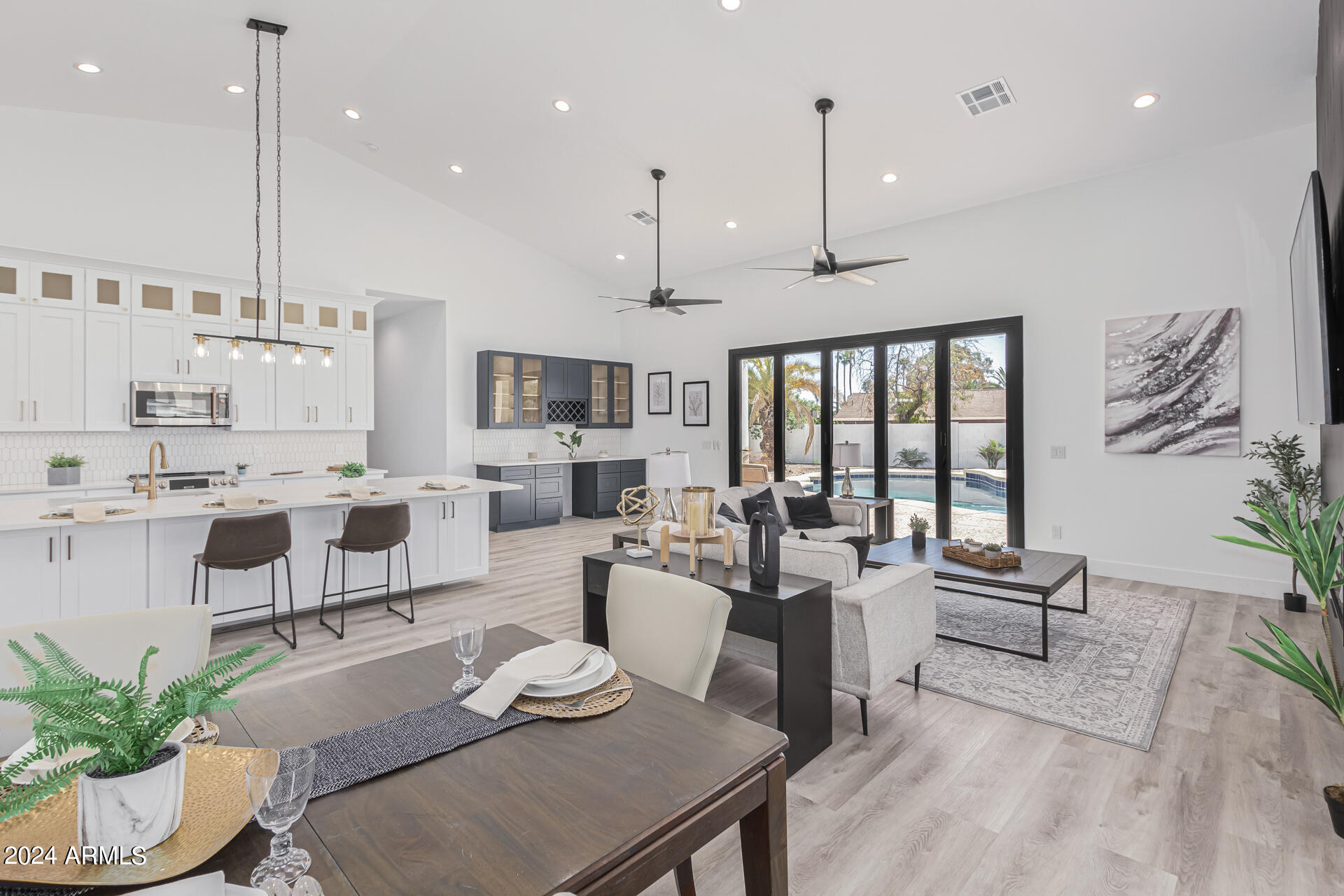 5009 E GELDING Drive