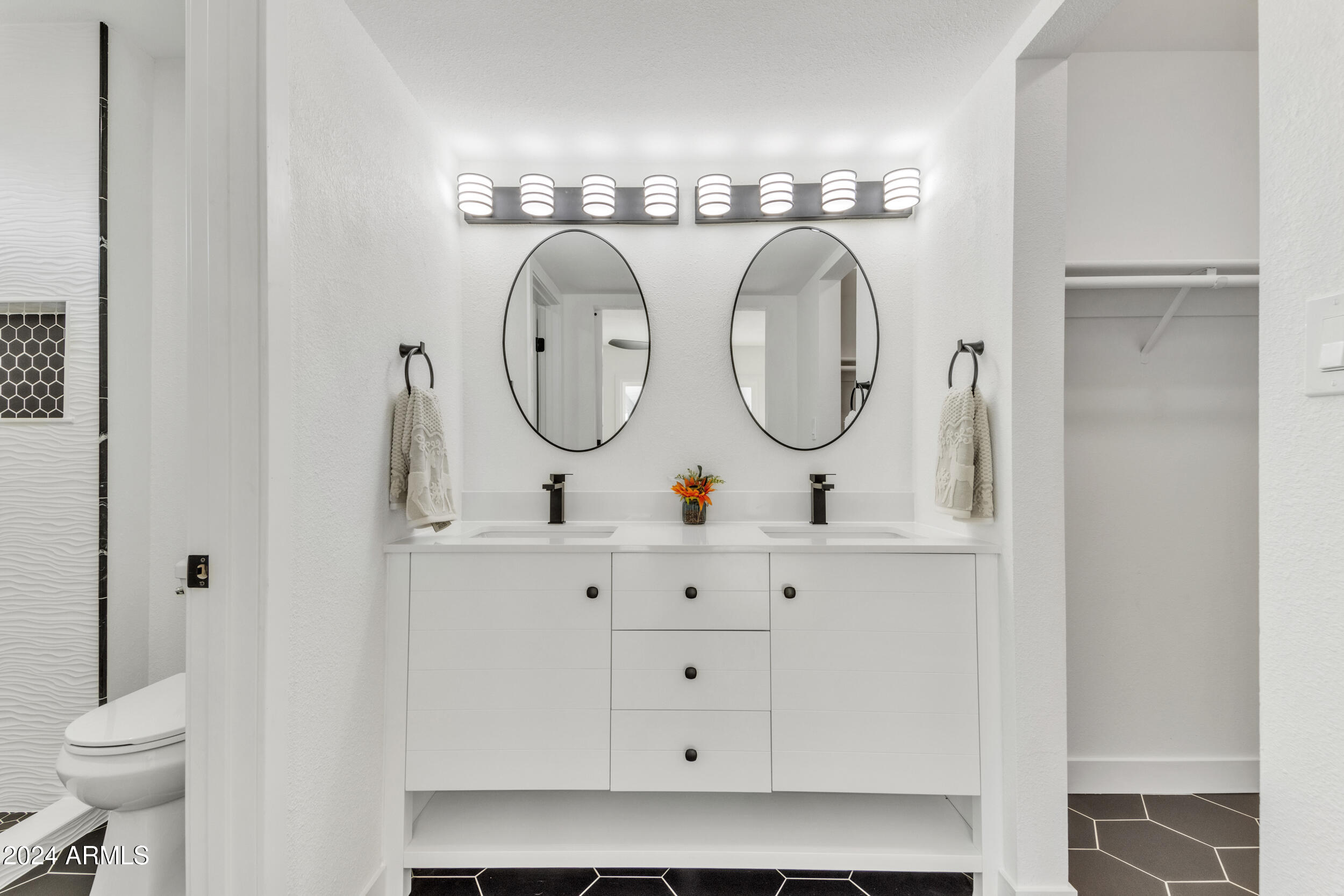 2214 S LAS FLORES --