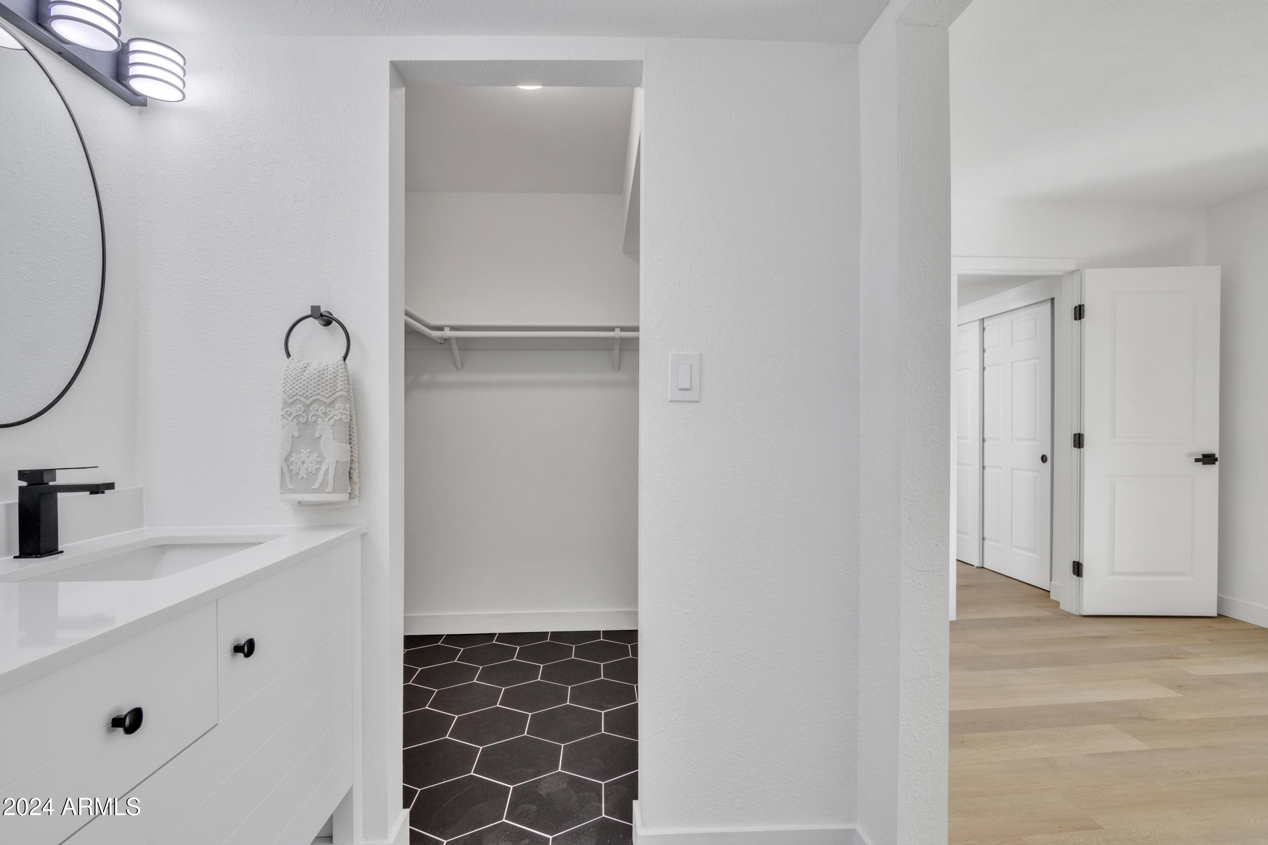 2214 S LAS FLORES --