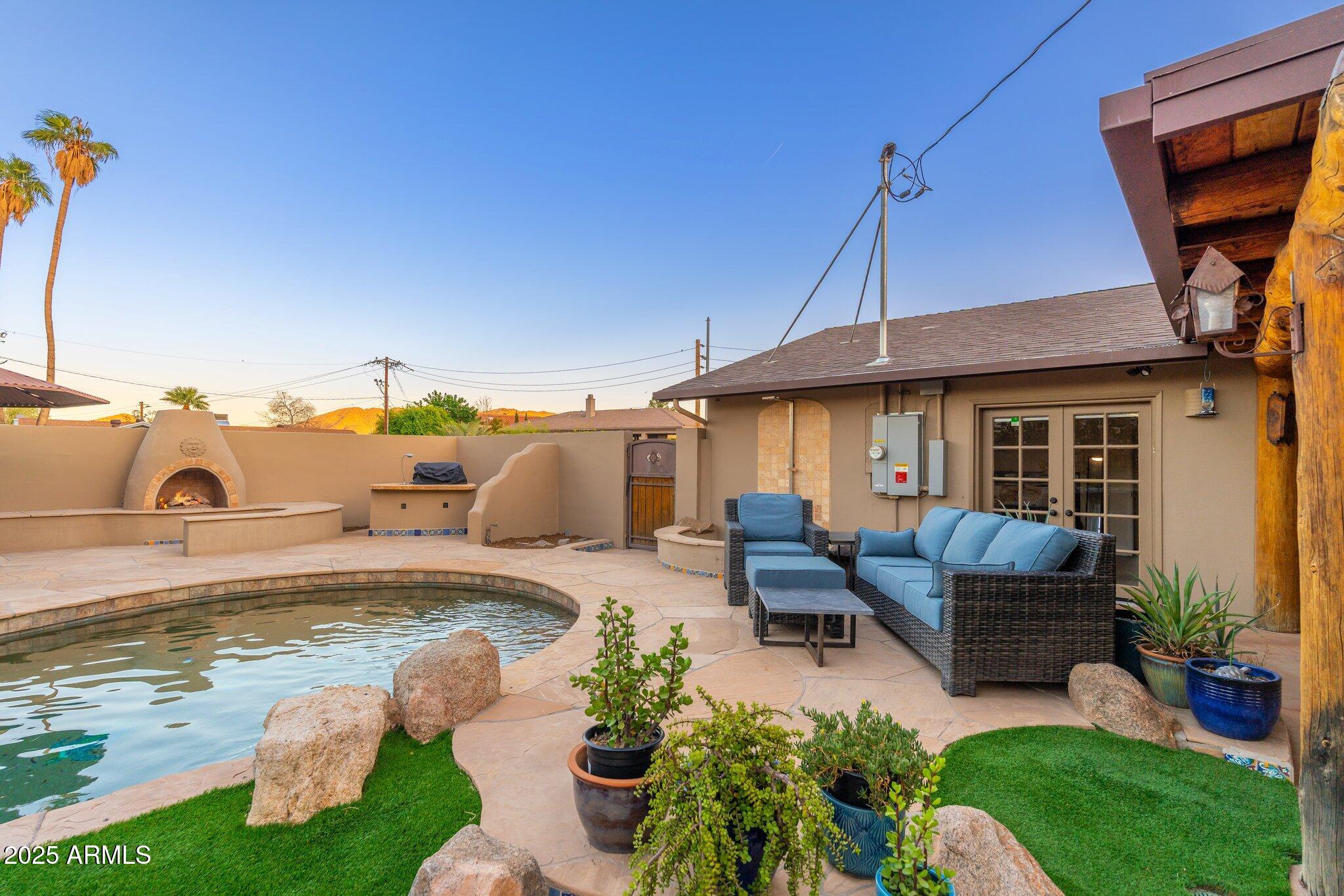 2712 E MOUNTAIN VIEW Road