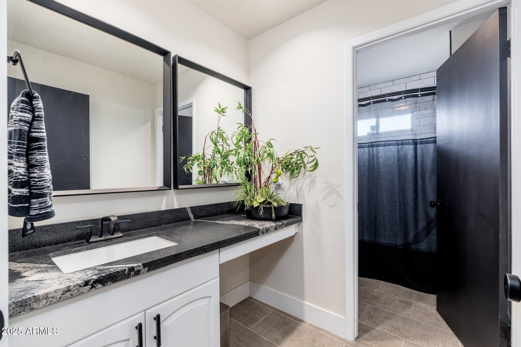 2712 E MOUNTAIN VIEW Road