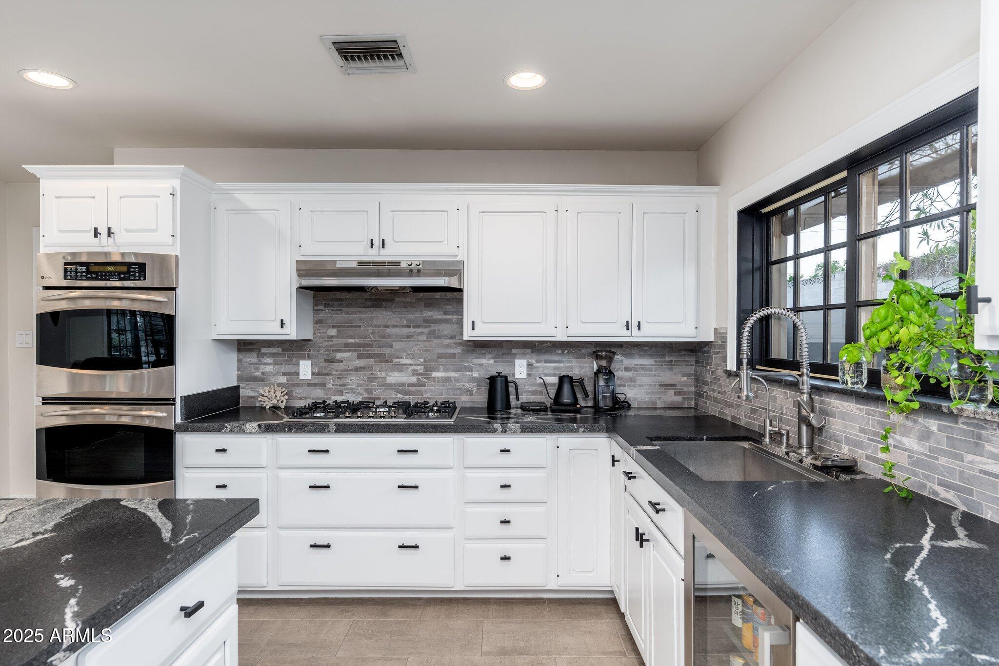 2712 E MOUNTAIN VIEW Road