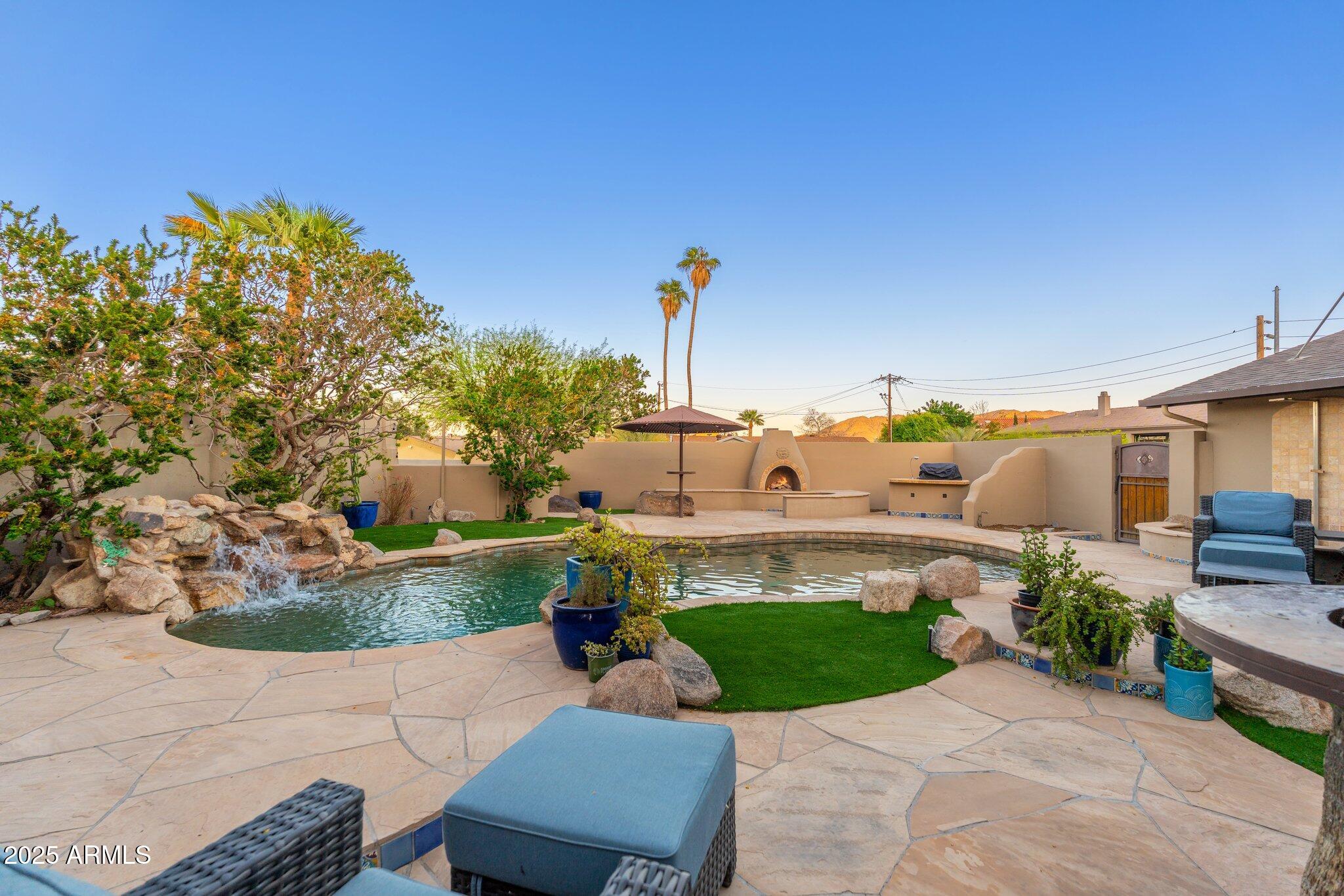 2712 E MOUNTAIN VIEW Road