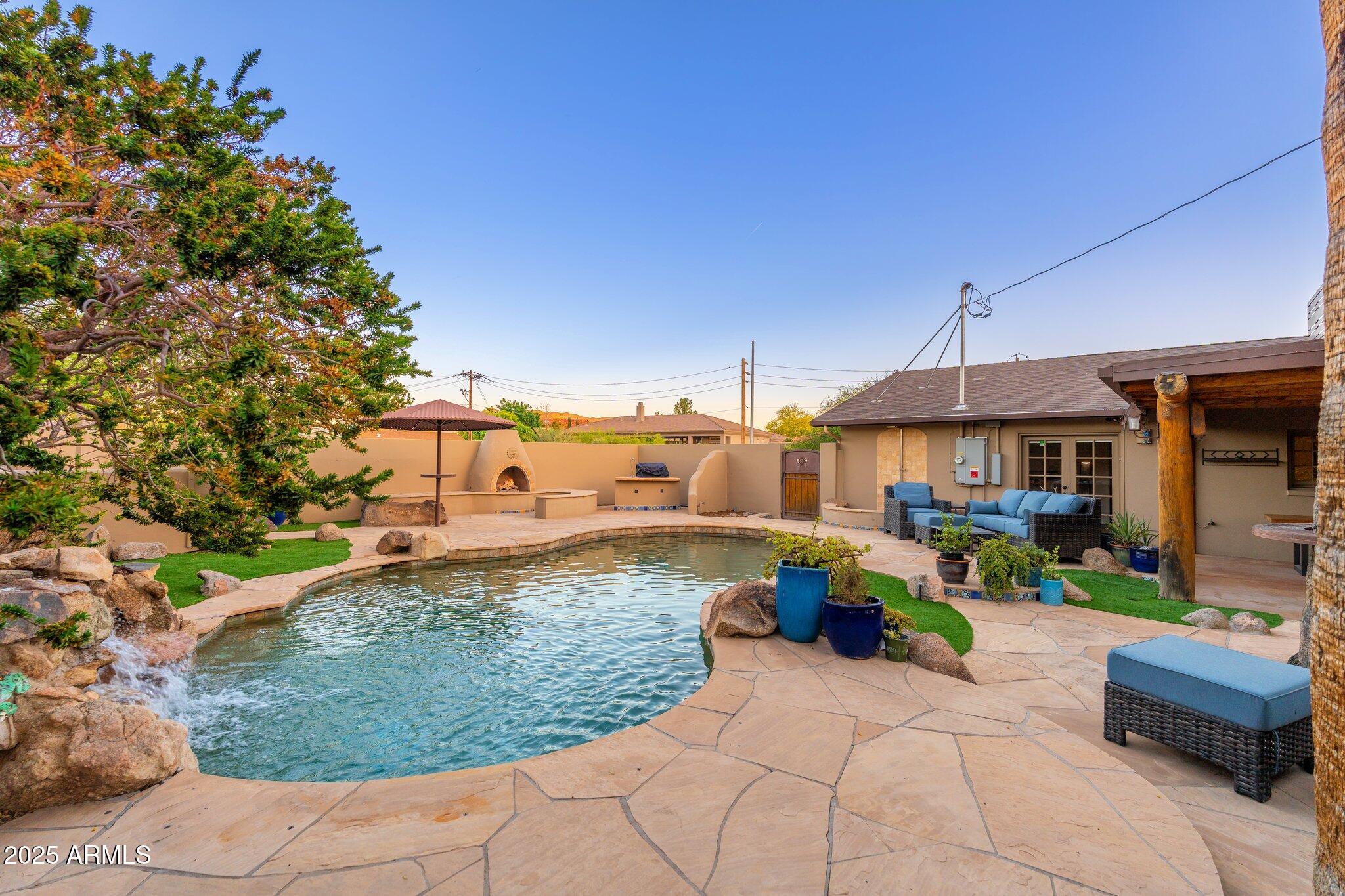 2712 E MOUNTAIN VIEW Road