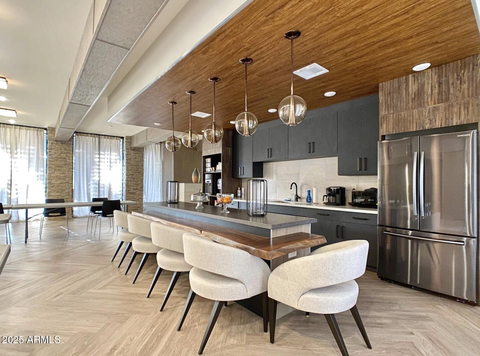 2727 E UNIVERSITY Drive, 99