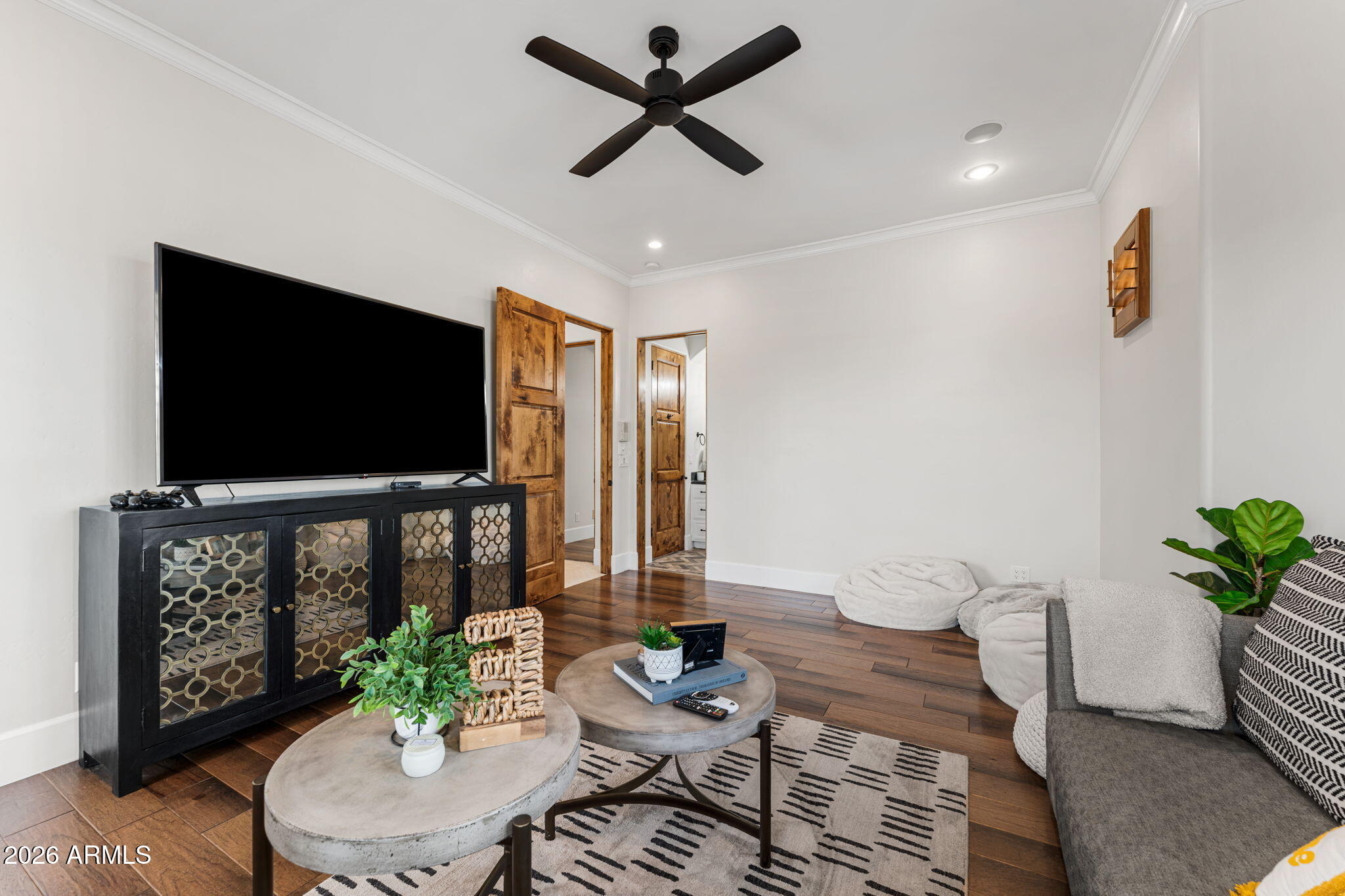 2527 E BEECHNUT Court