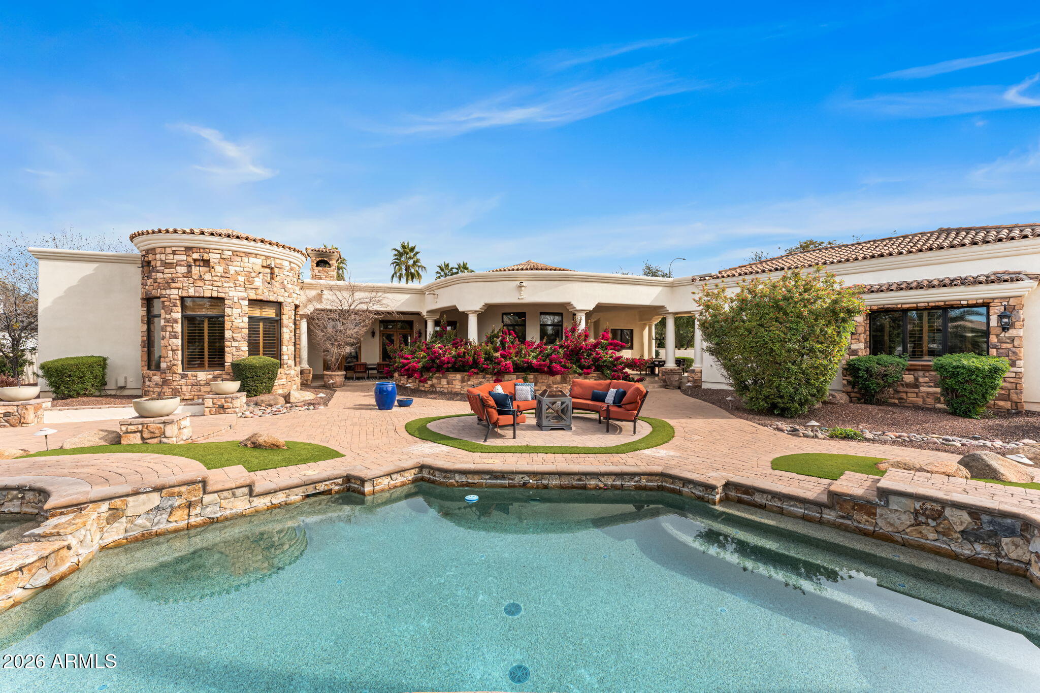 2527 E BEECHNUT Court