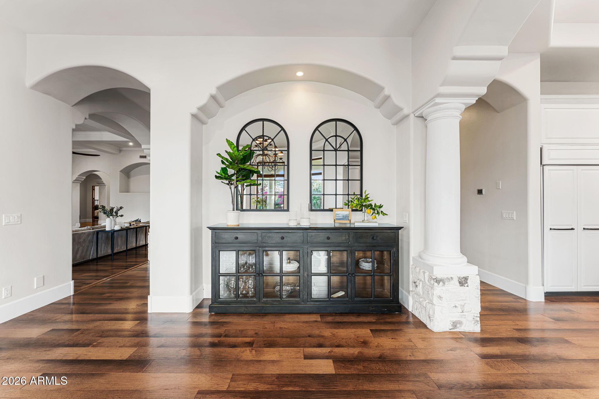 2527 E BEECHNUT Court