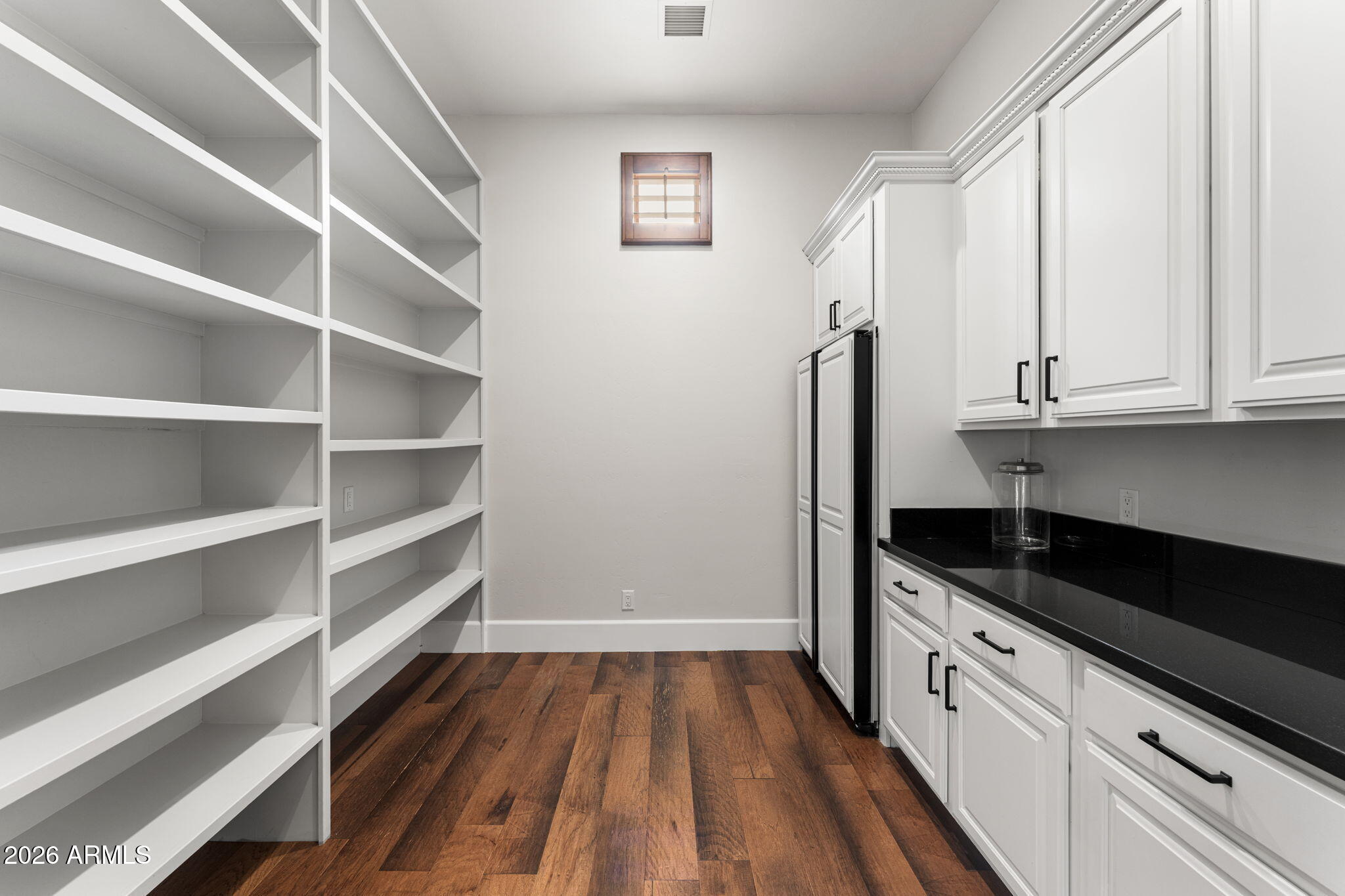 2527 E BEECHNUT Court