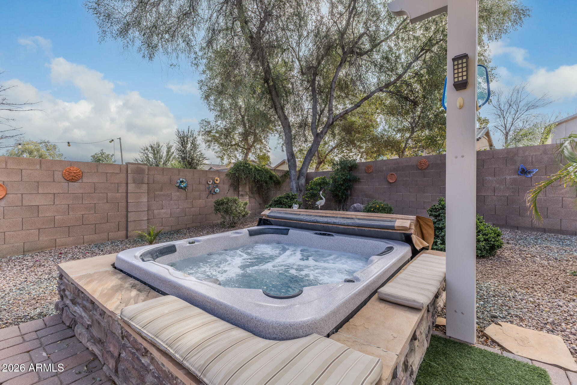 1073 E TAYLOR Trail