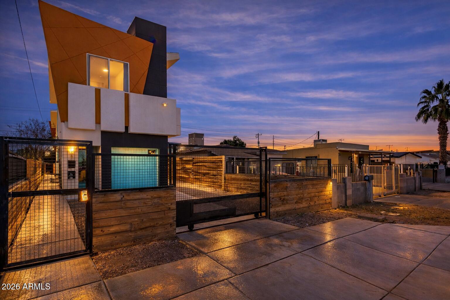 1933 E MONROE Street