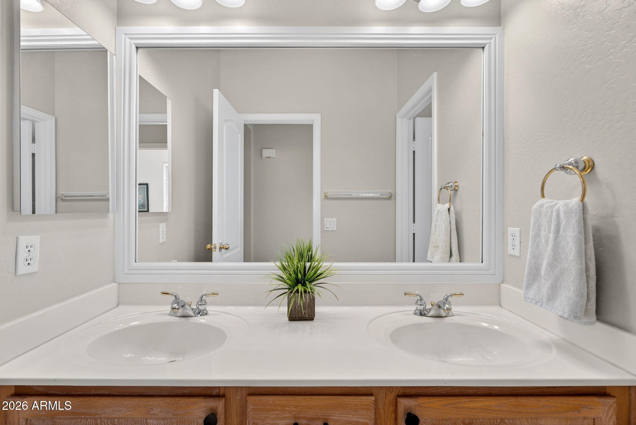 1162 W CHILTON Avenue