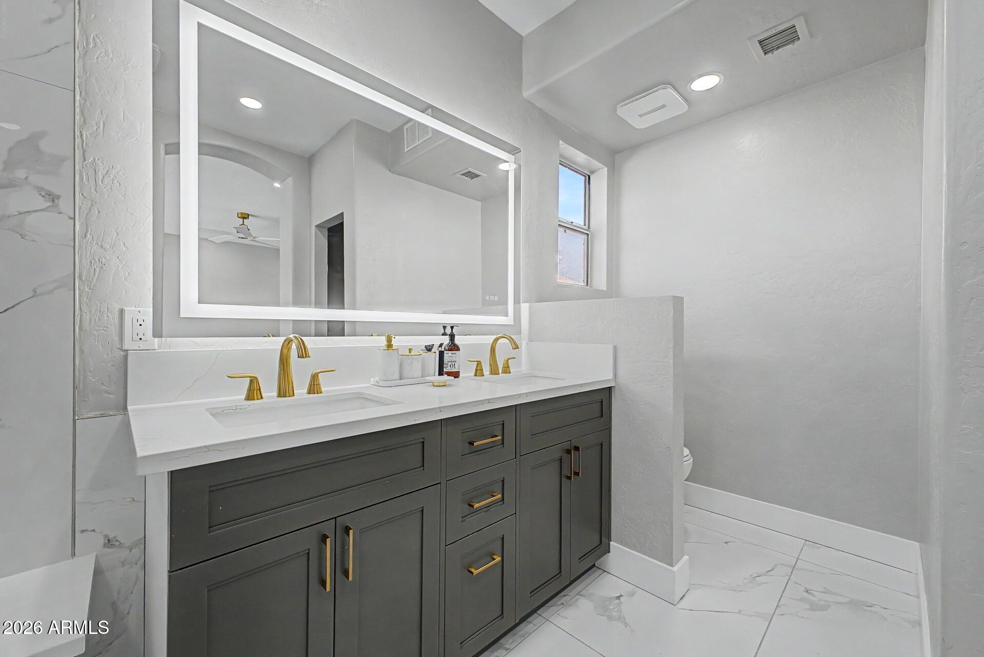 1732 W COMMERCE Avenue